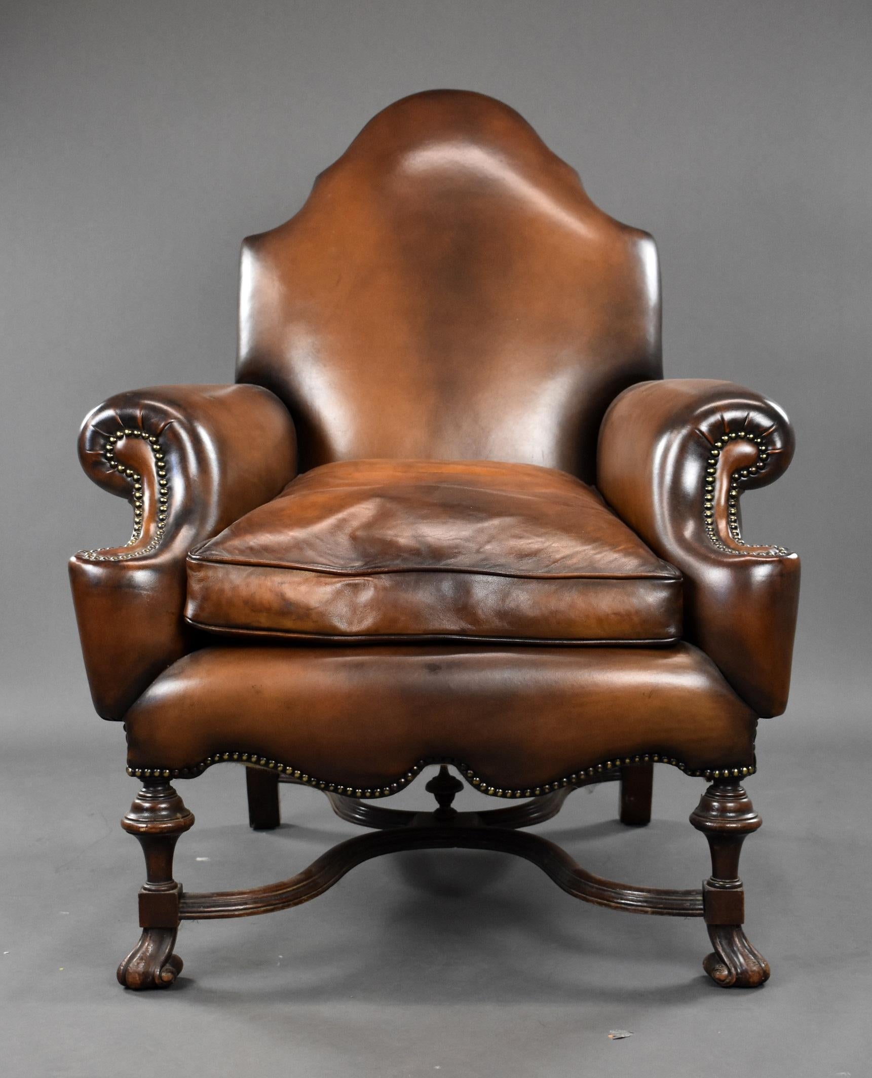 Victorien Fauteuil victorien anglais du 19ème siècle à dossier à oreilles en cuir teint à la main en vente