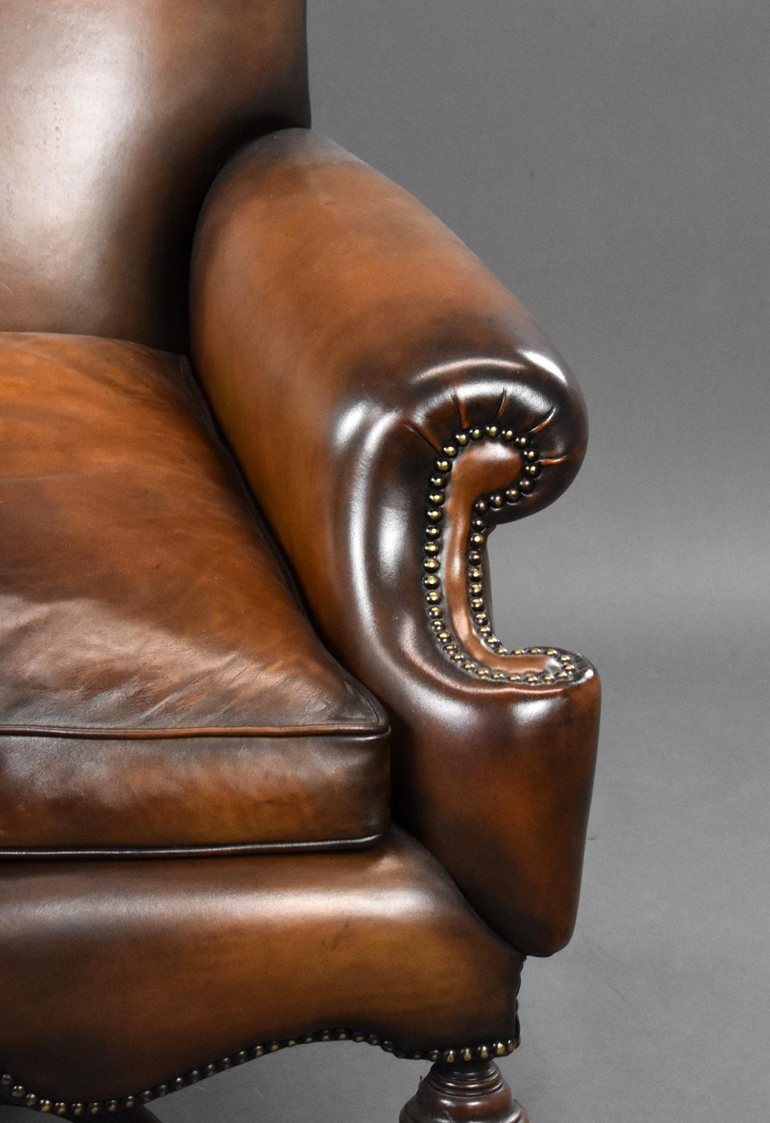 XIXe siècle Fauteuil victorien anglais du 19ème siècle à dossier à oreilles en cuir teint à la main en vente