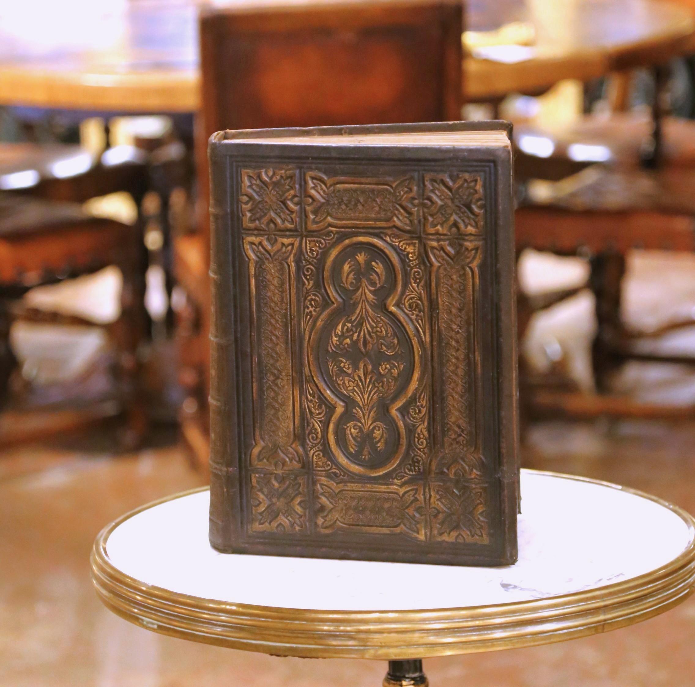 Fait main Bible de famille nationale illustrée victorienne du 19e siècle avec pages dorées en vente