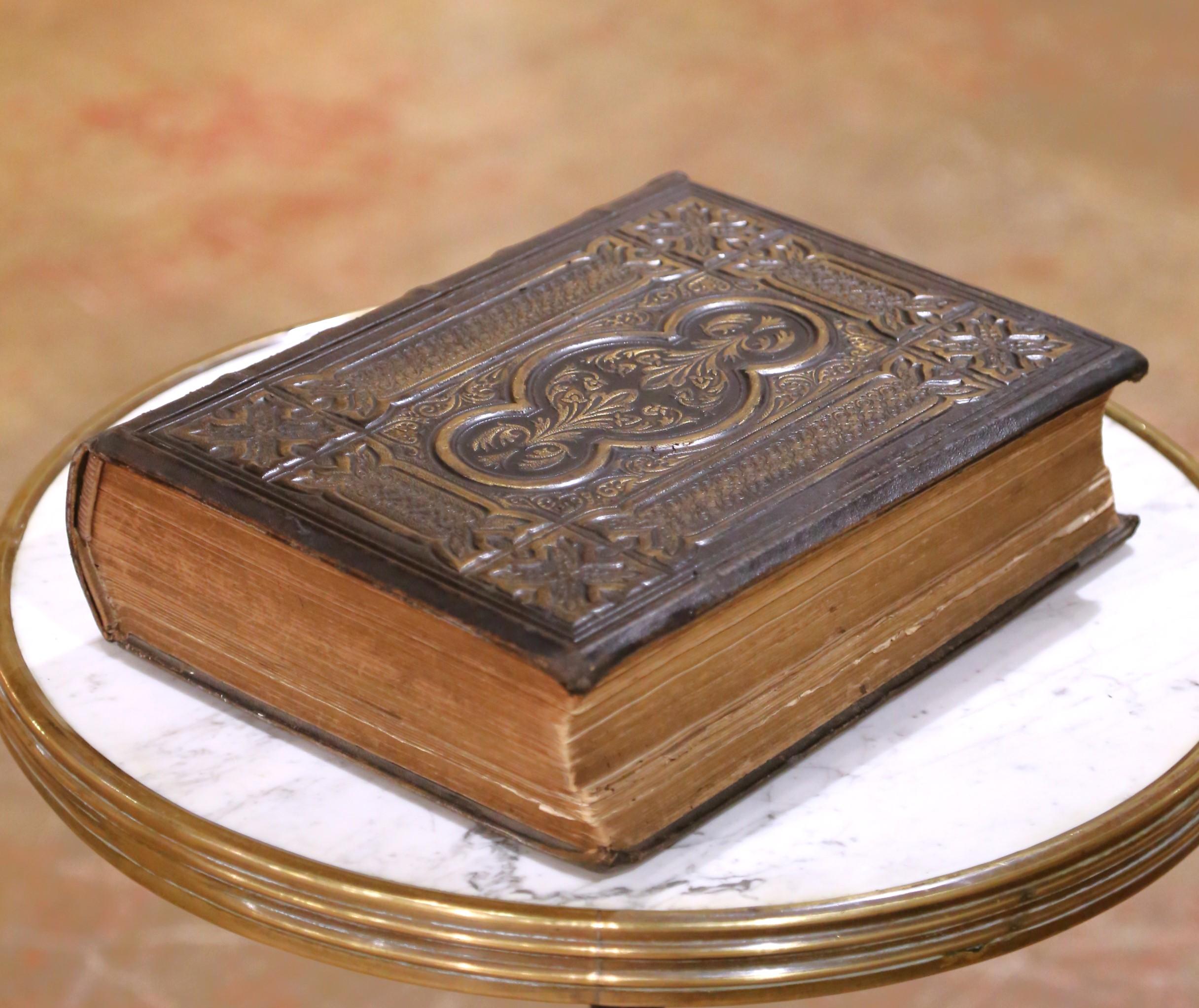 Bible de famille nationale illustrée victorienne du 19e siècle avec pages dorées Bon état - En vente à Dallas, TX