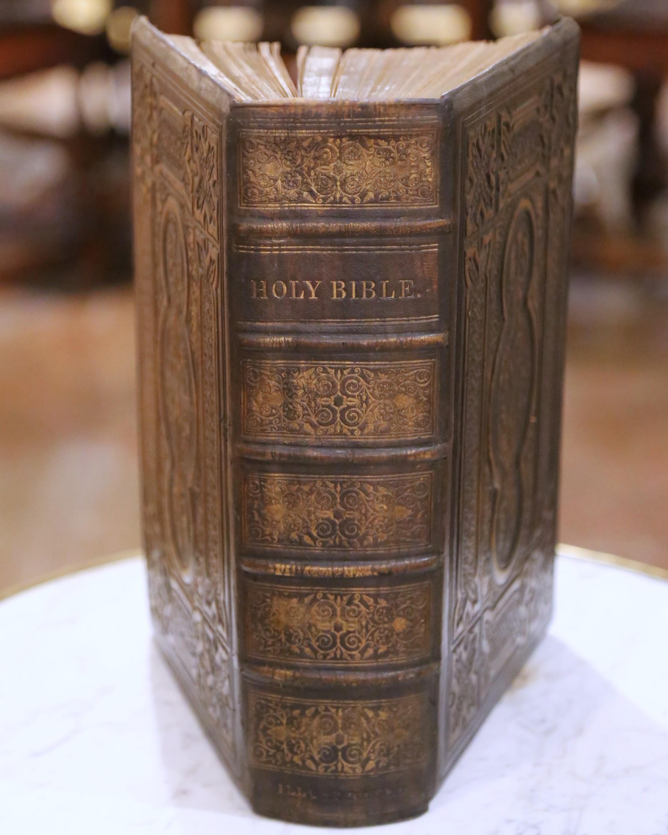 XIXe siècle Bible de famille nationale illustrée victorienne du 19e siècle avec pages dorées en vente