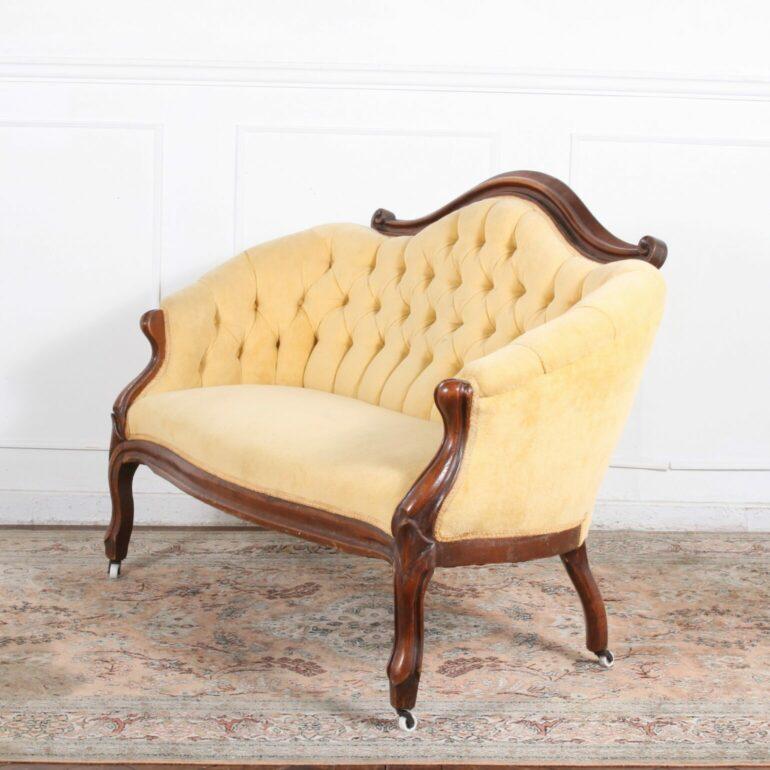 19th Century English Victorian Loveseat In Good Condition In Vancouver, British Columbia