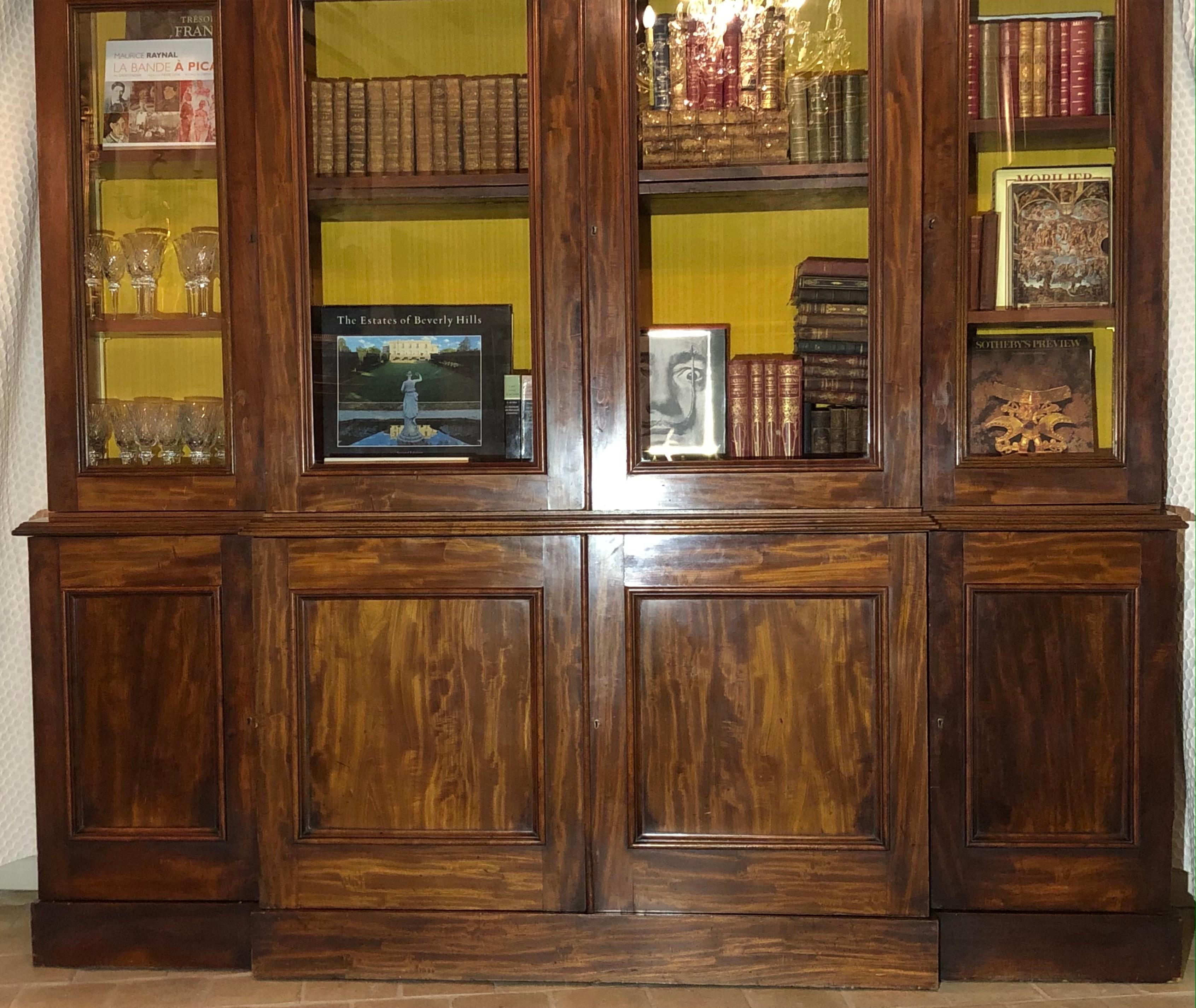 Englisches viktorianisches Mahagoni-Bücherregal aus dem 19. Jahrhundert (Frühviktorianisch) im Angebot