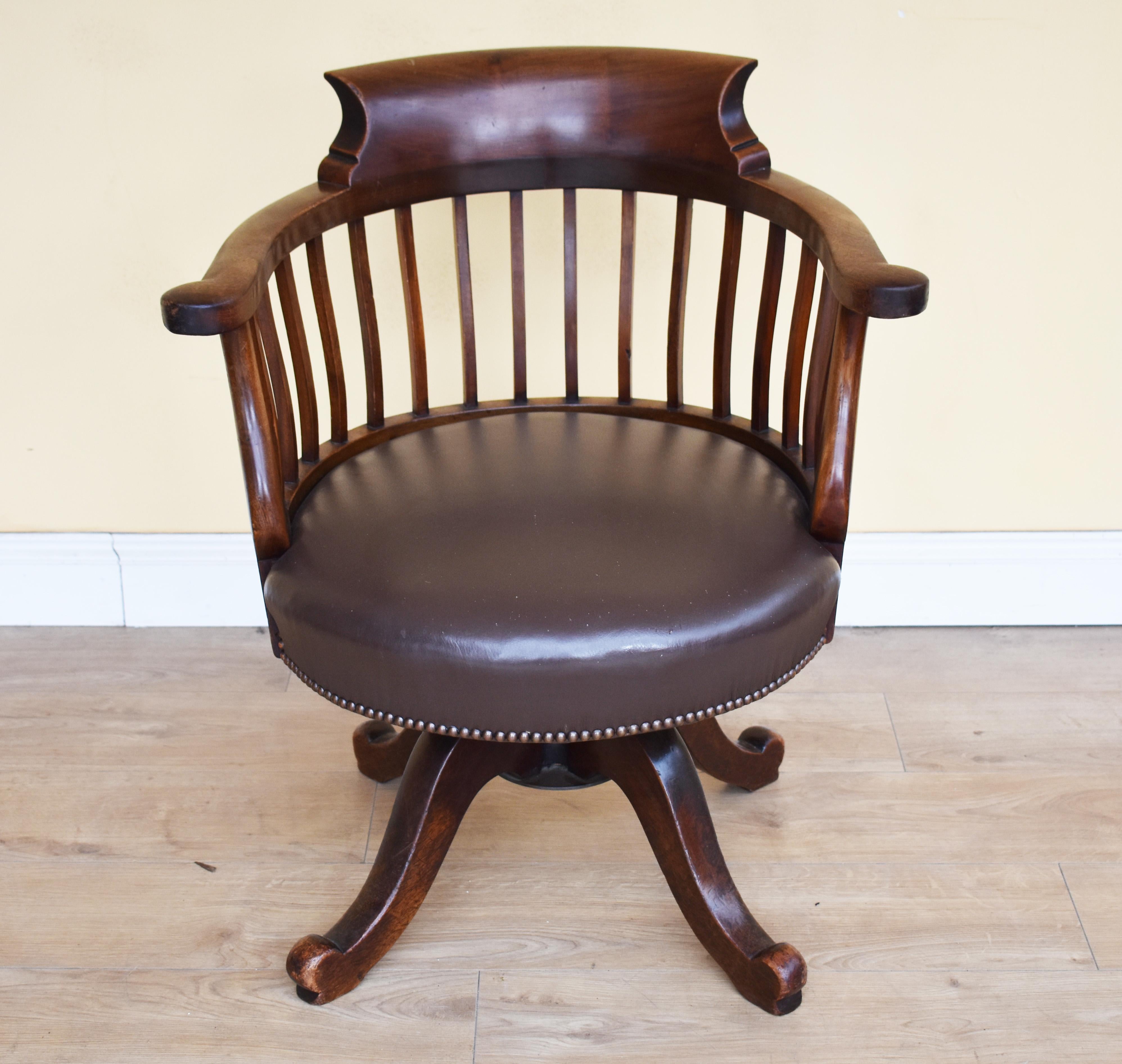 For sale is a Victorian mahogany s`wivel desk chair, having a leather seat, raised on shaped legs. The chair is in very good, original condition. 

Measures: Width 26