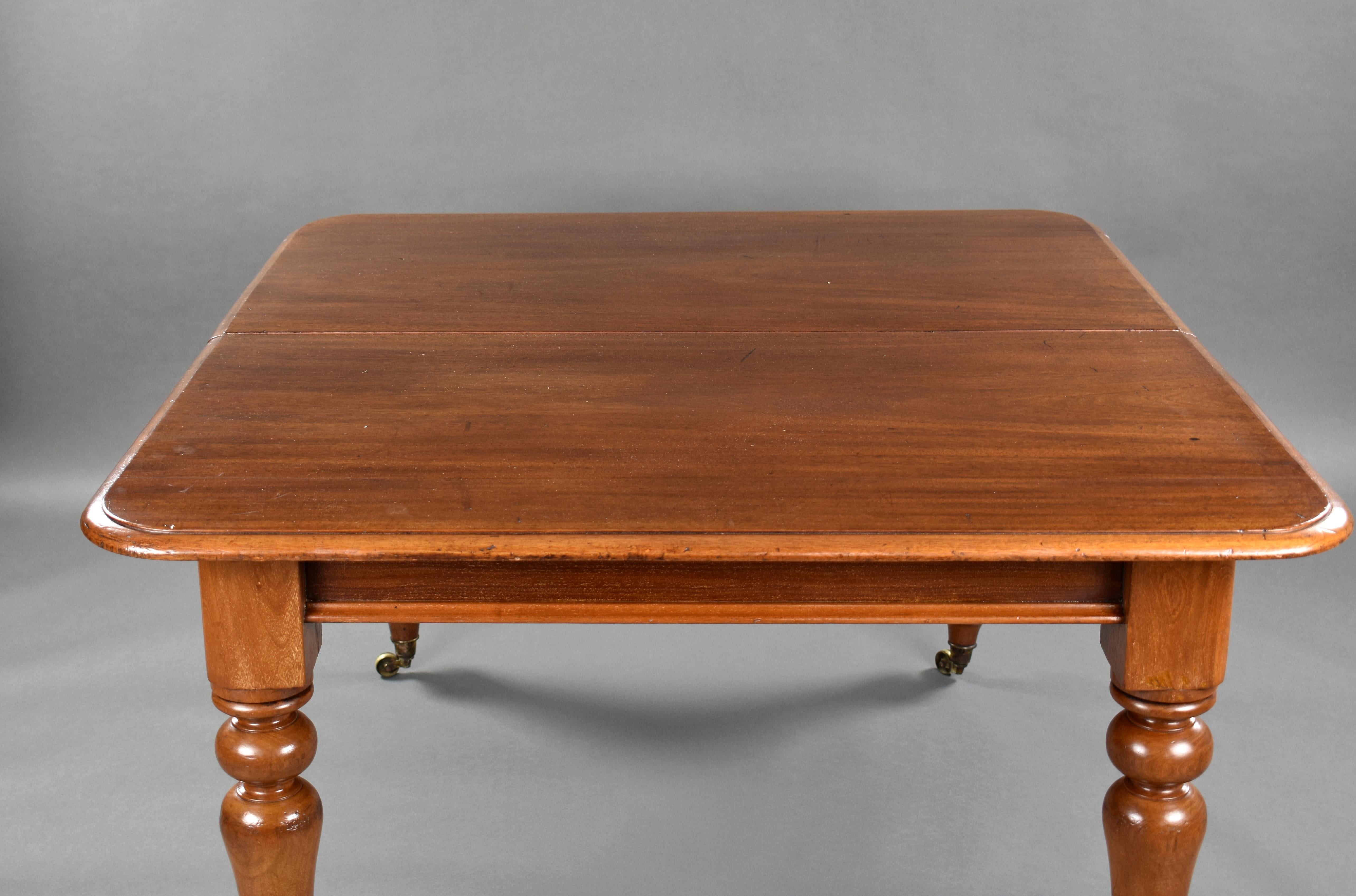 19th Century English Victorian Mahogany Dining Table In Good Condition In Chelmsford, Essex