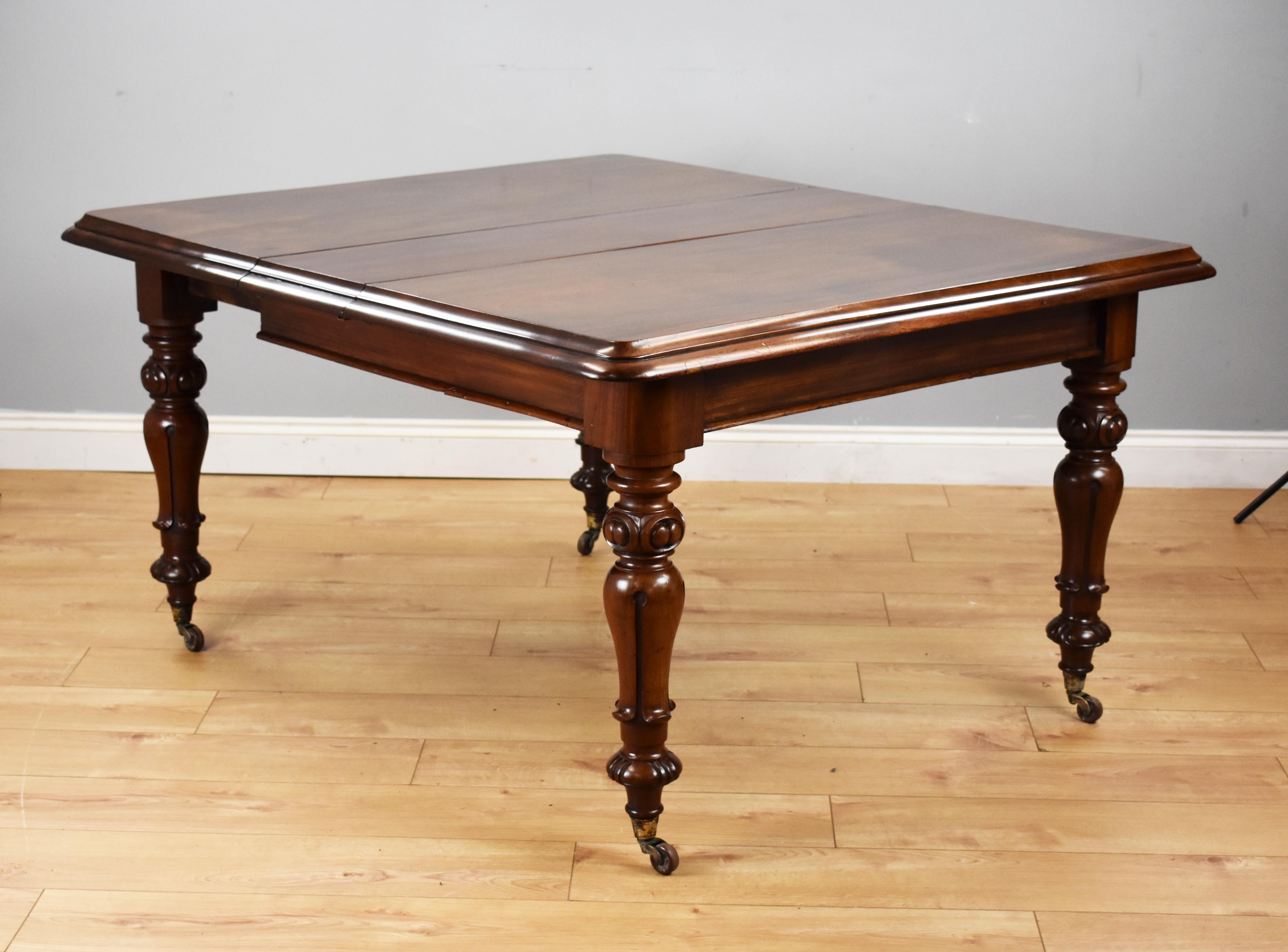 19th Century English Victorian Mahogany Extending Dining Table 1
