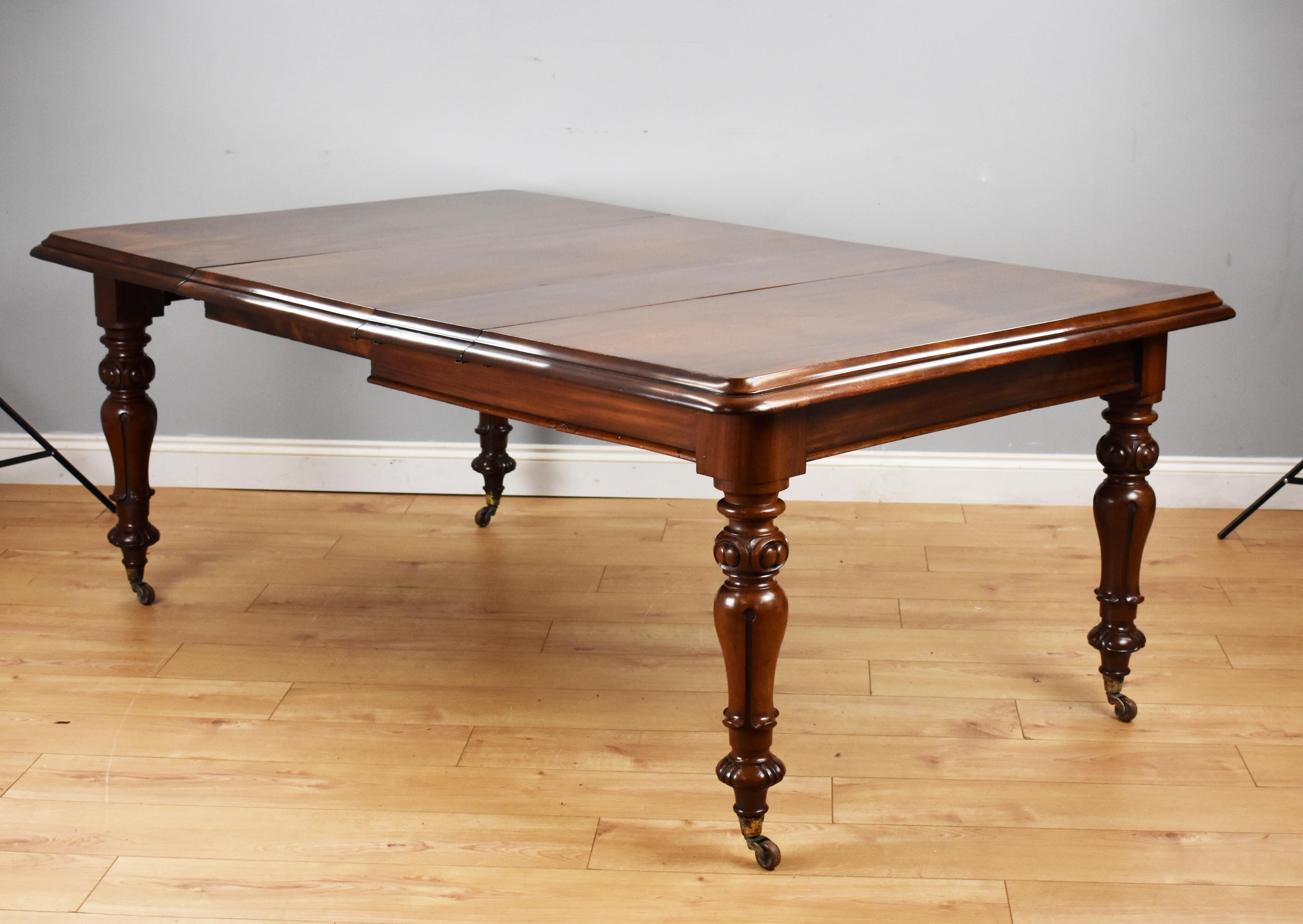 19th Century English Victorian Mahogany Extending Dining Table 2