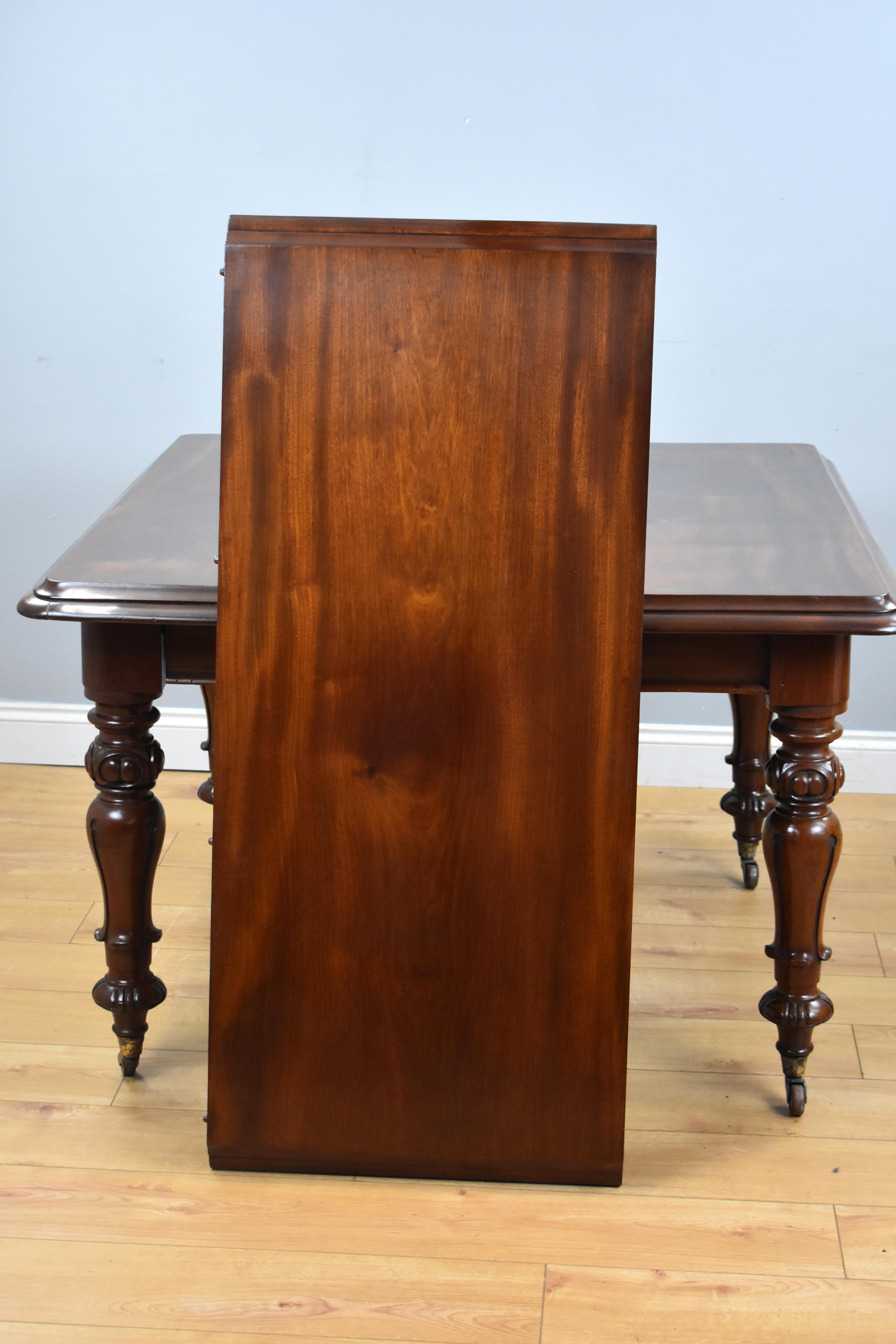 19th Century English Victorian Mahogany Extending Dining Table 4