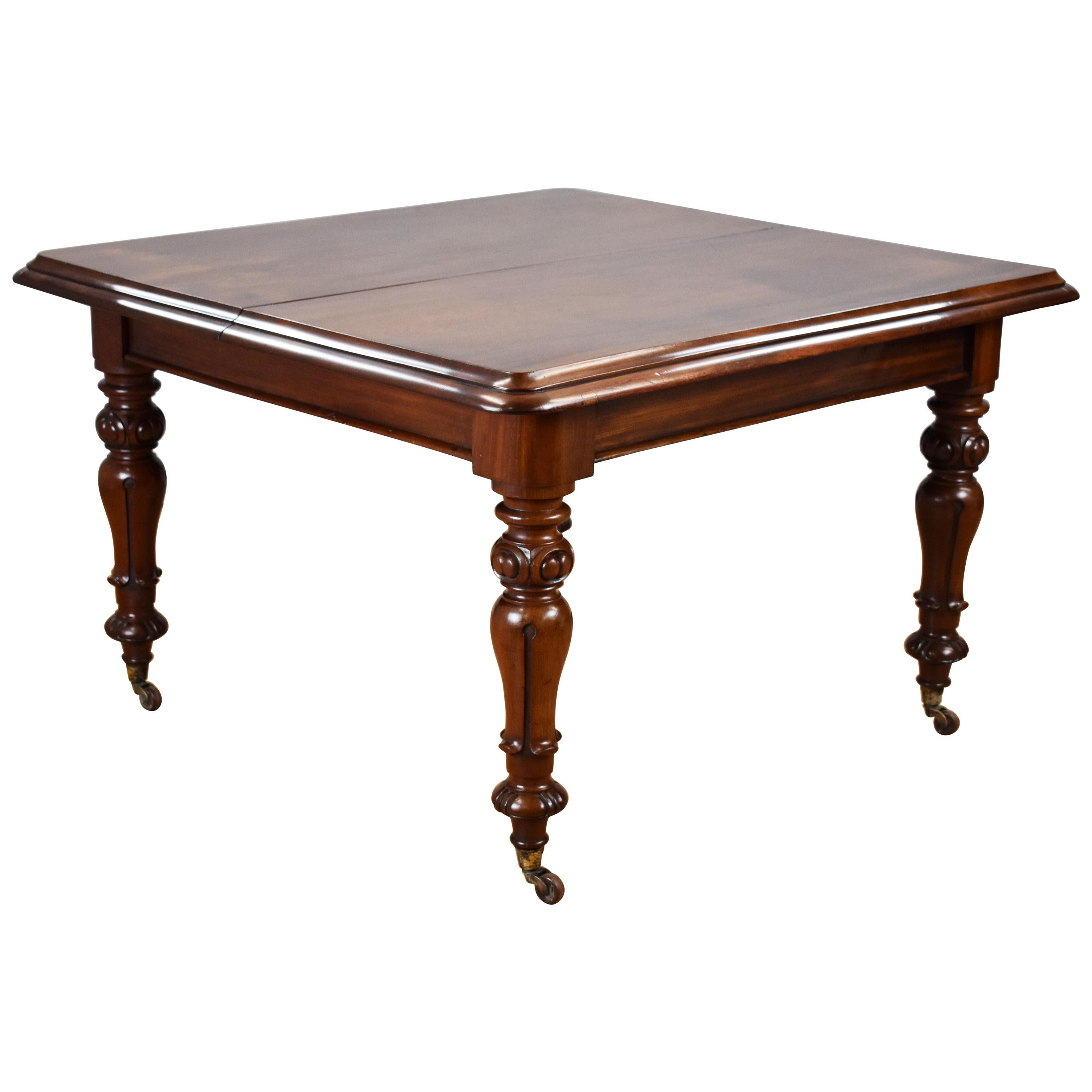 19th Century English Victorian Mahogany Extending Dining Table