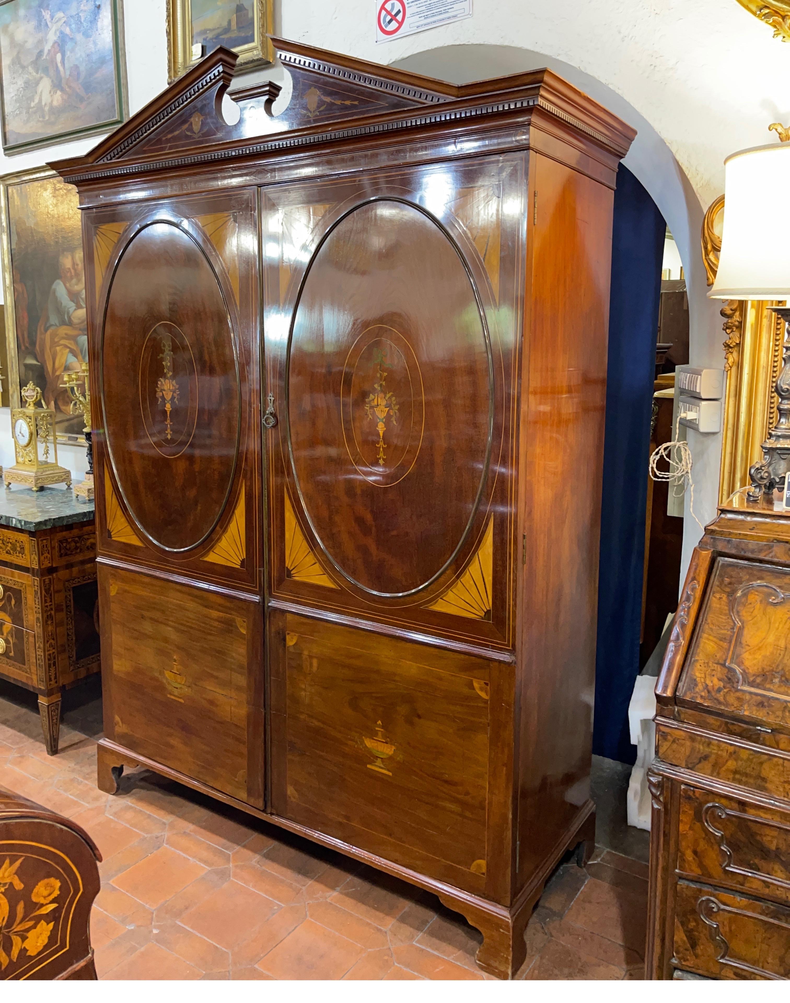 Exceptional English cabinet first Victorian period, Sheraton style, with very elegant forms embellished with classic inlaid Sheraton on the front, hat temple also inlaid.
in excellent state of preservation, however, needs a restoration. The two