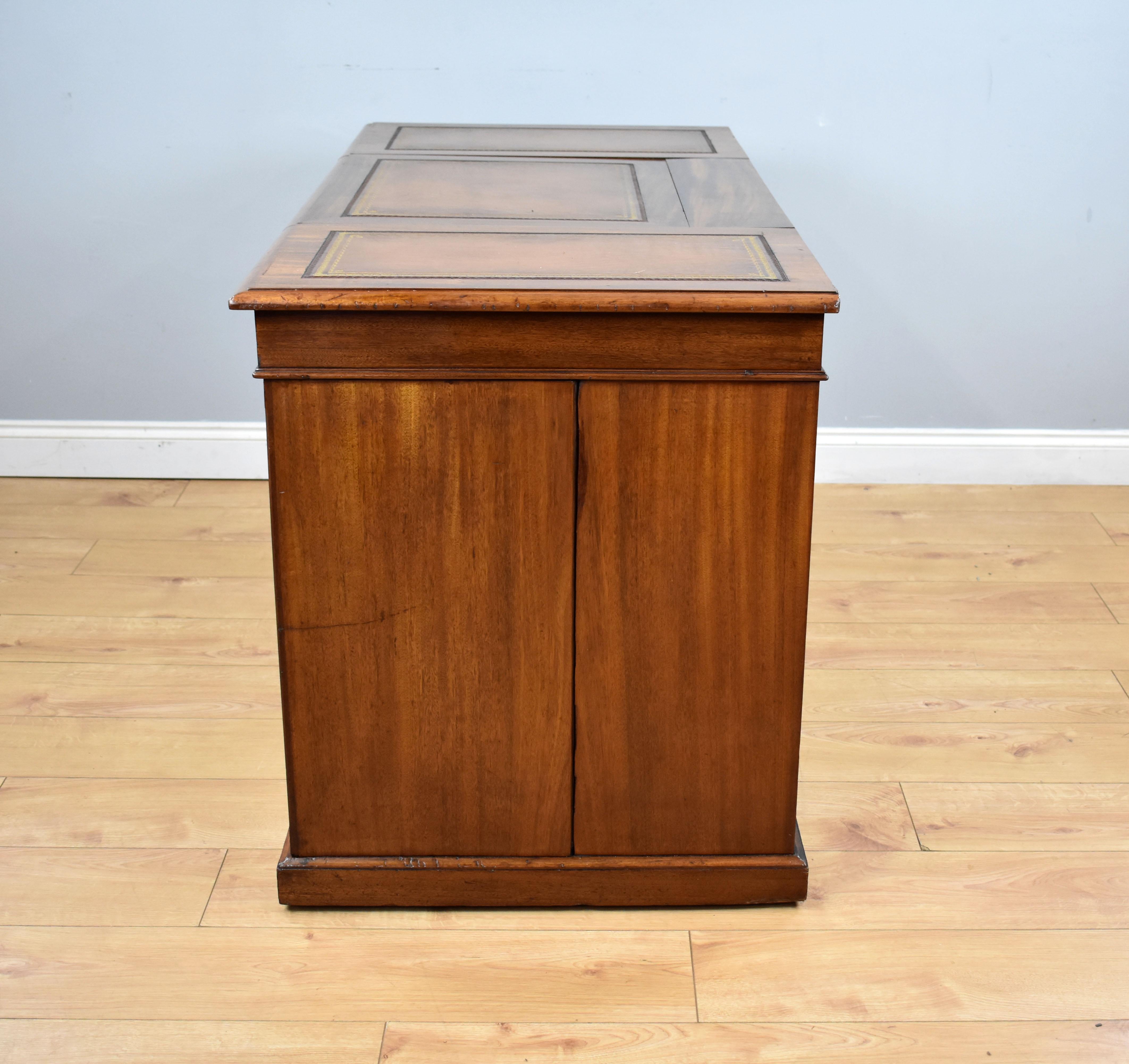 19th Century English Victorian Mahogany Kneehole Desk by Francis & James Smith For Sale 5