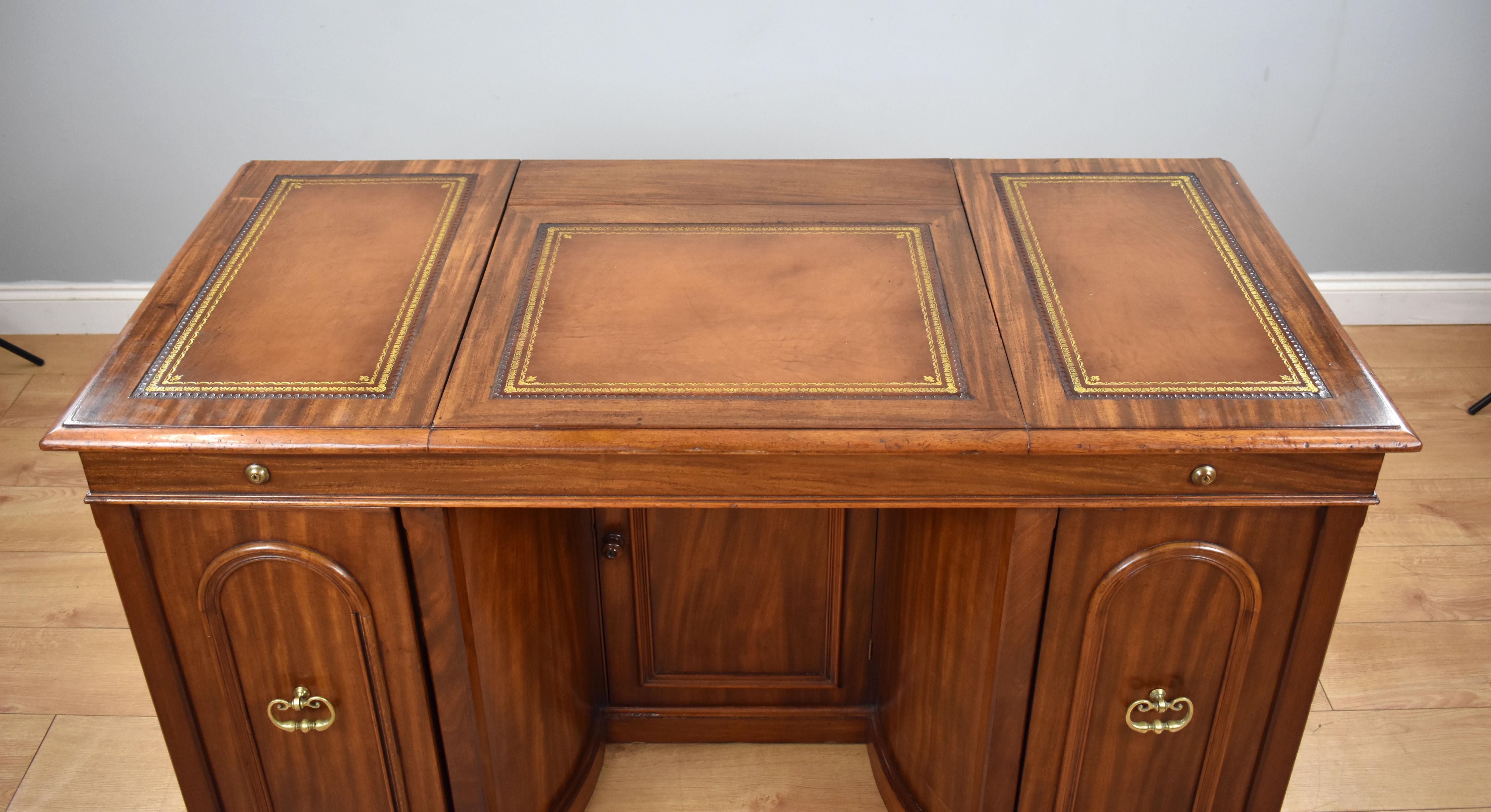 19th Century English Victorian Mahogany Kneehole Desk by Francis & James Smith For Sale 6