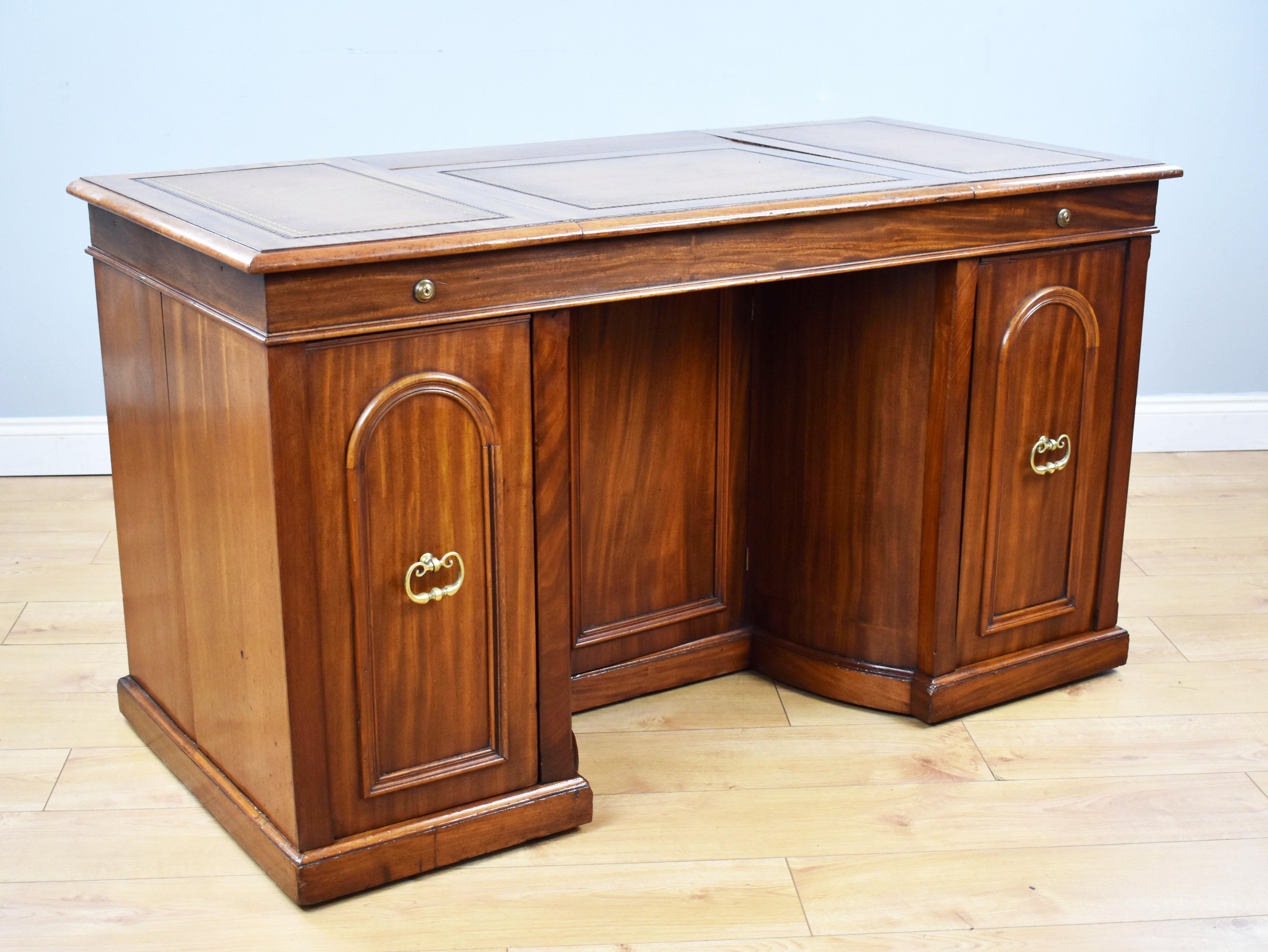 Englischer viktorianischer Mahagoni-Knieloch-Schreibtisch aus dem 19. Jahrhundert von Francis & James Smith (Viktorianisch) im Angebot