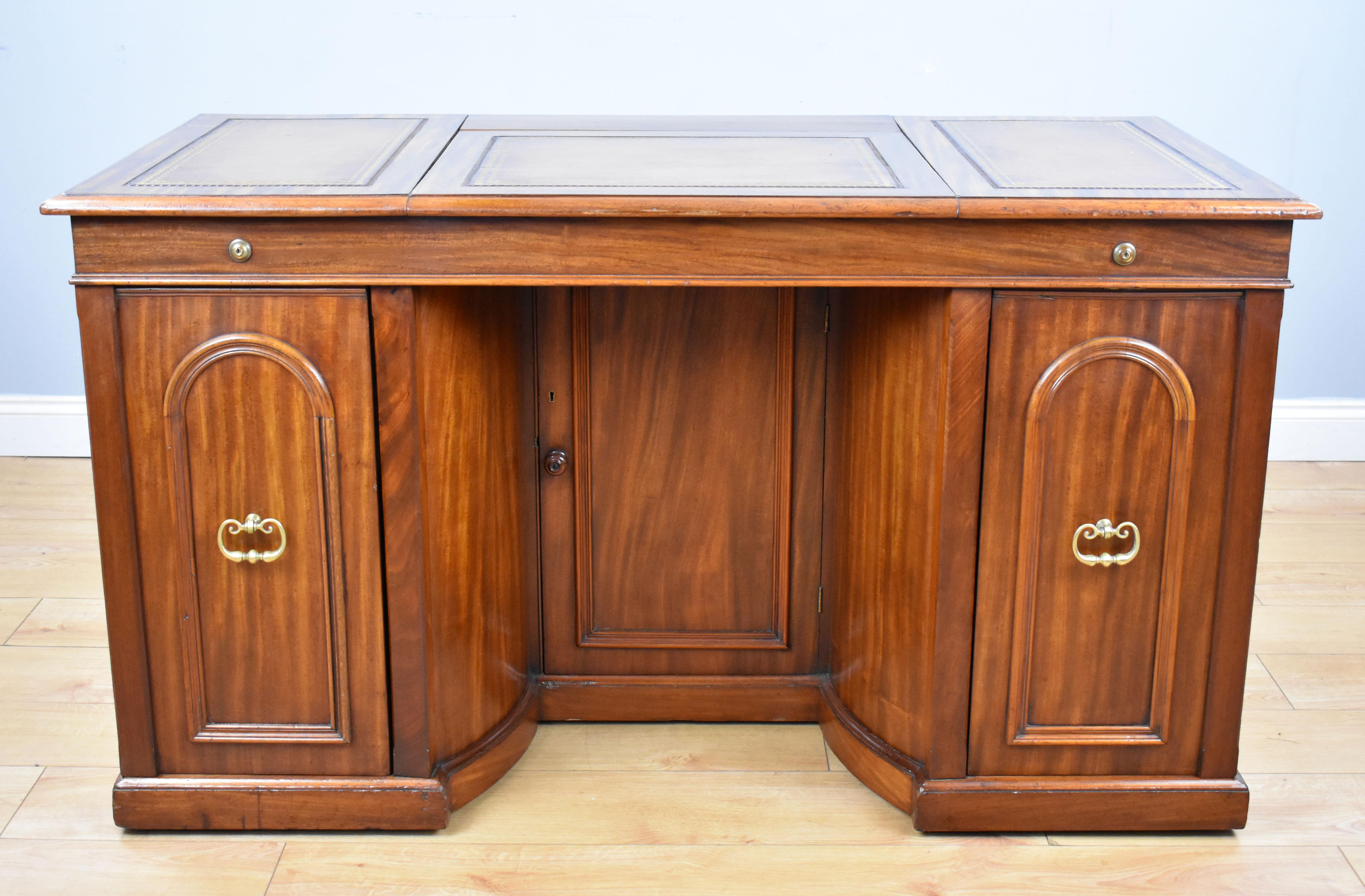 Scottish 19th Century English Victorian Mahogany Kneehole Desk by Francis & James Smith For Sale