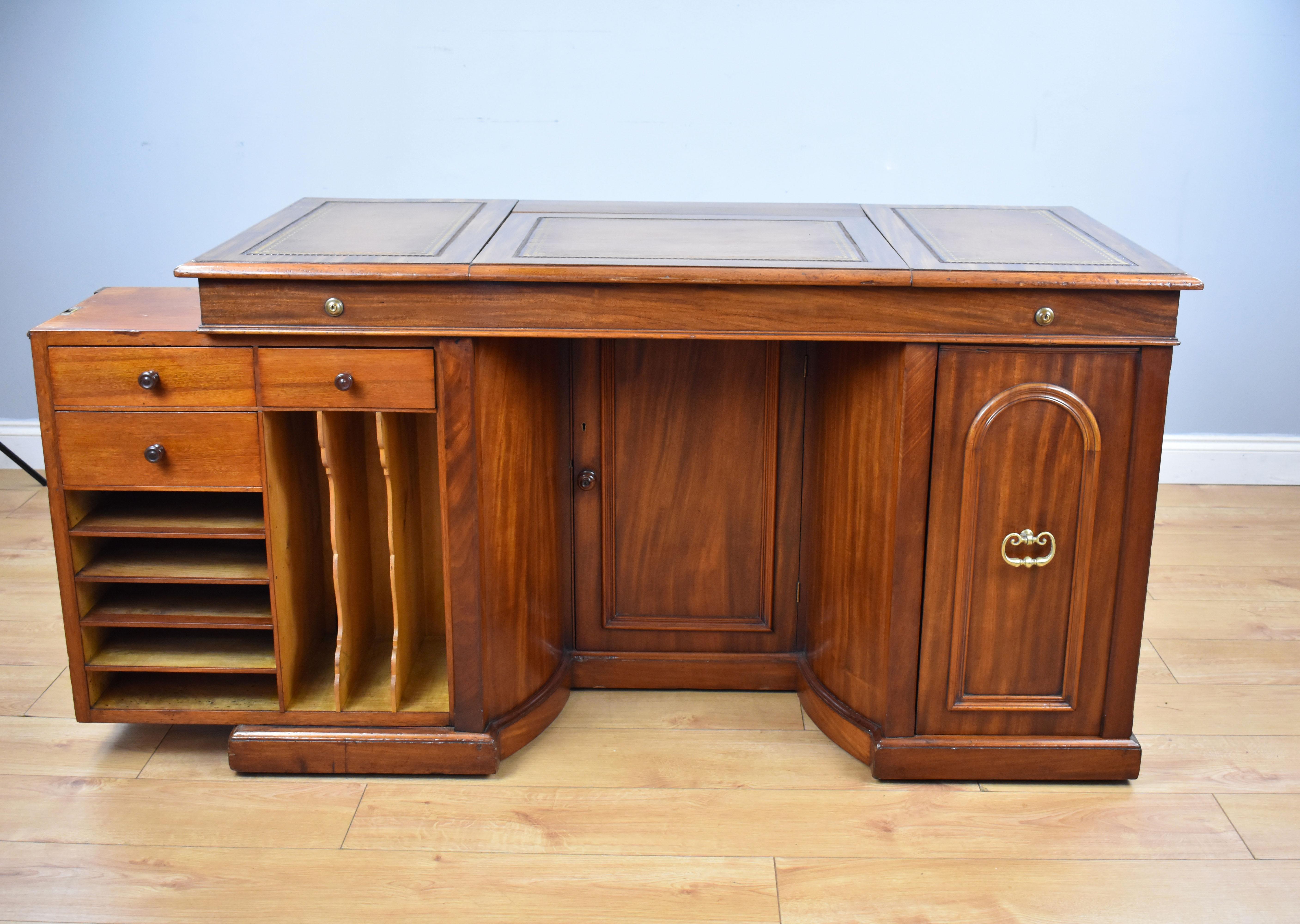 19th Century English Victorian Mahogany Kneehole Desk by Francis & James Smith In Good Condition For Sale In Chelmsford, Essex