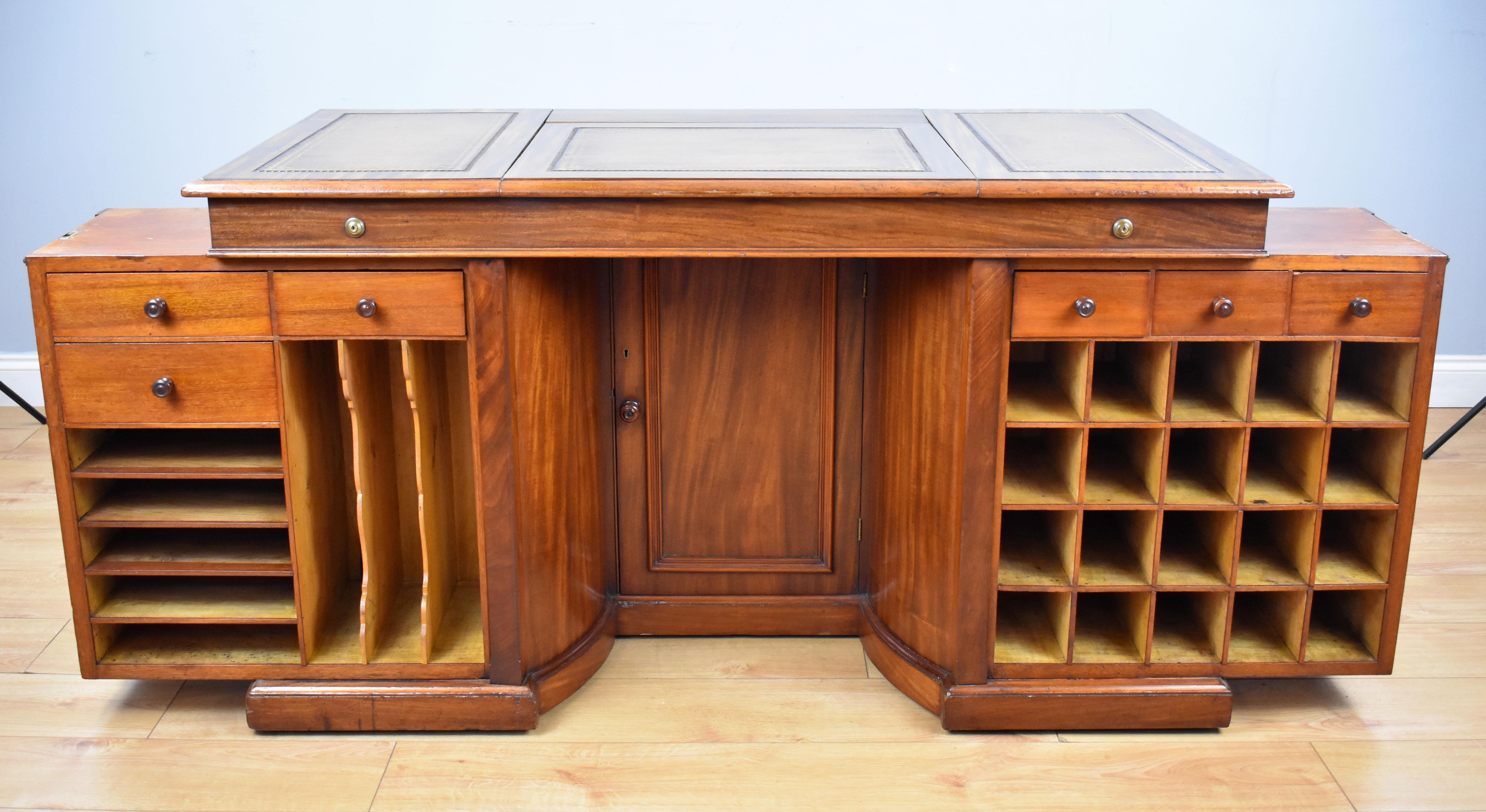 Englischer viktorianischer Mahagoni-Knieloch-Schreibtisch aus dem 19. Jahrhundert von Francis & James Smith im Angebot 1