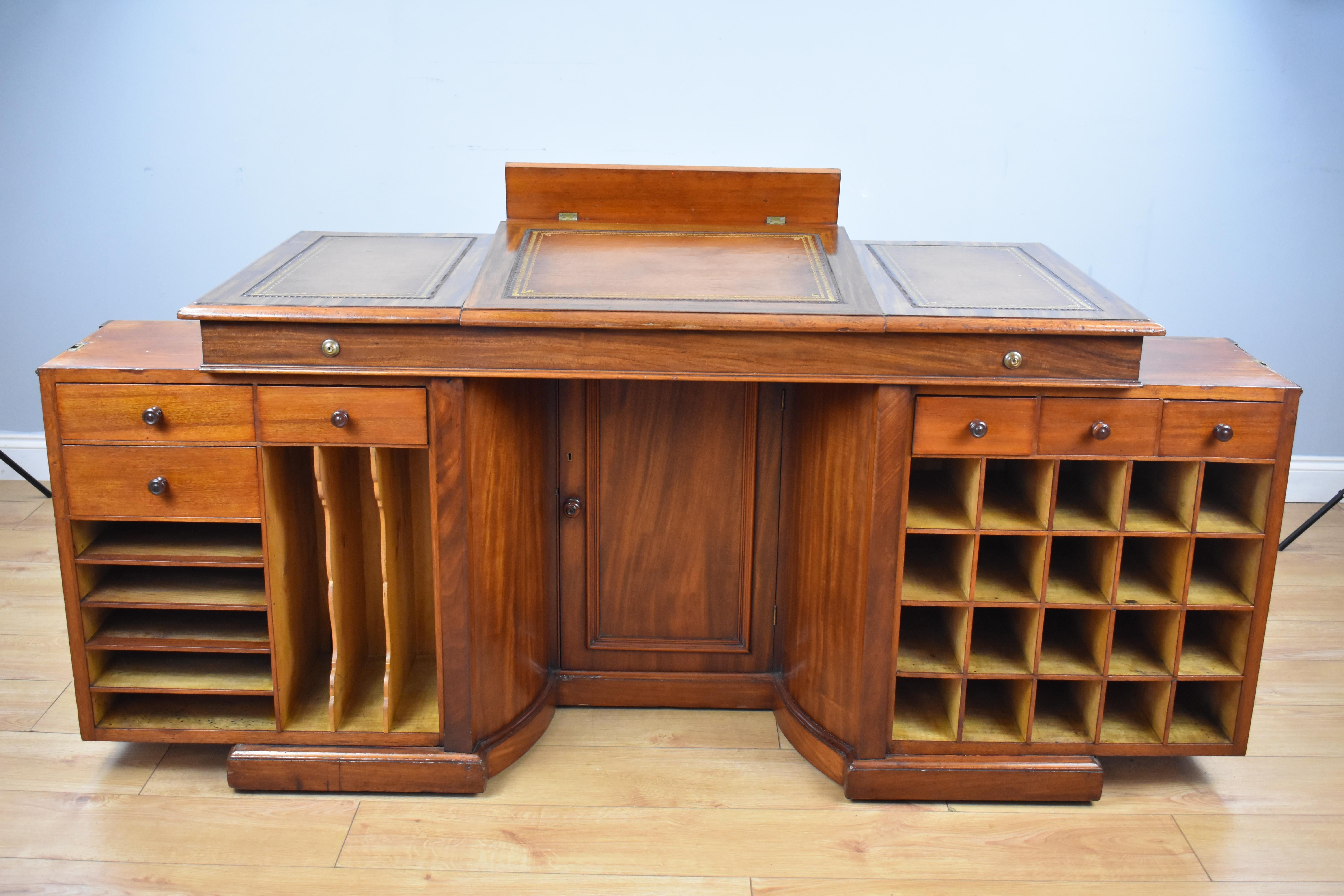 Englischer viktorianischer Mahagoni-Knieloch-Schreibtisch aus dem 19. Jahrhundert von Francis & James Smith im Angebot 2