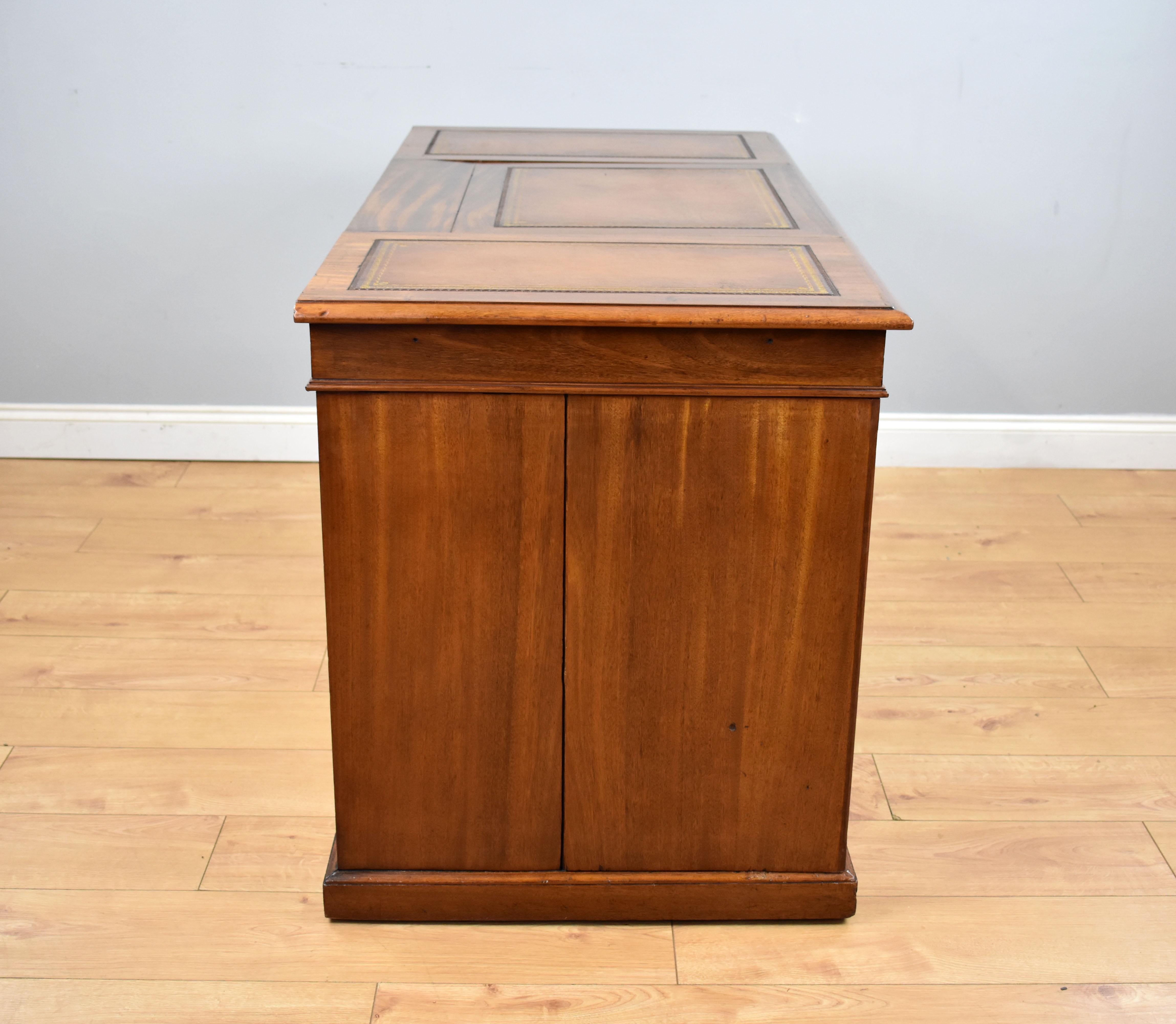 19th Century English Victorian Mahogany Kneehole Desk by Francis & James Smith For Sale 3