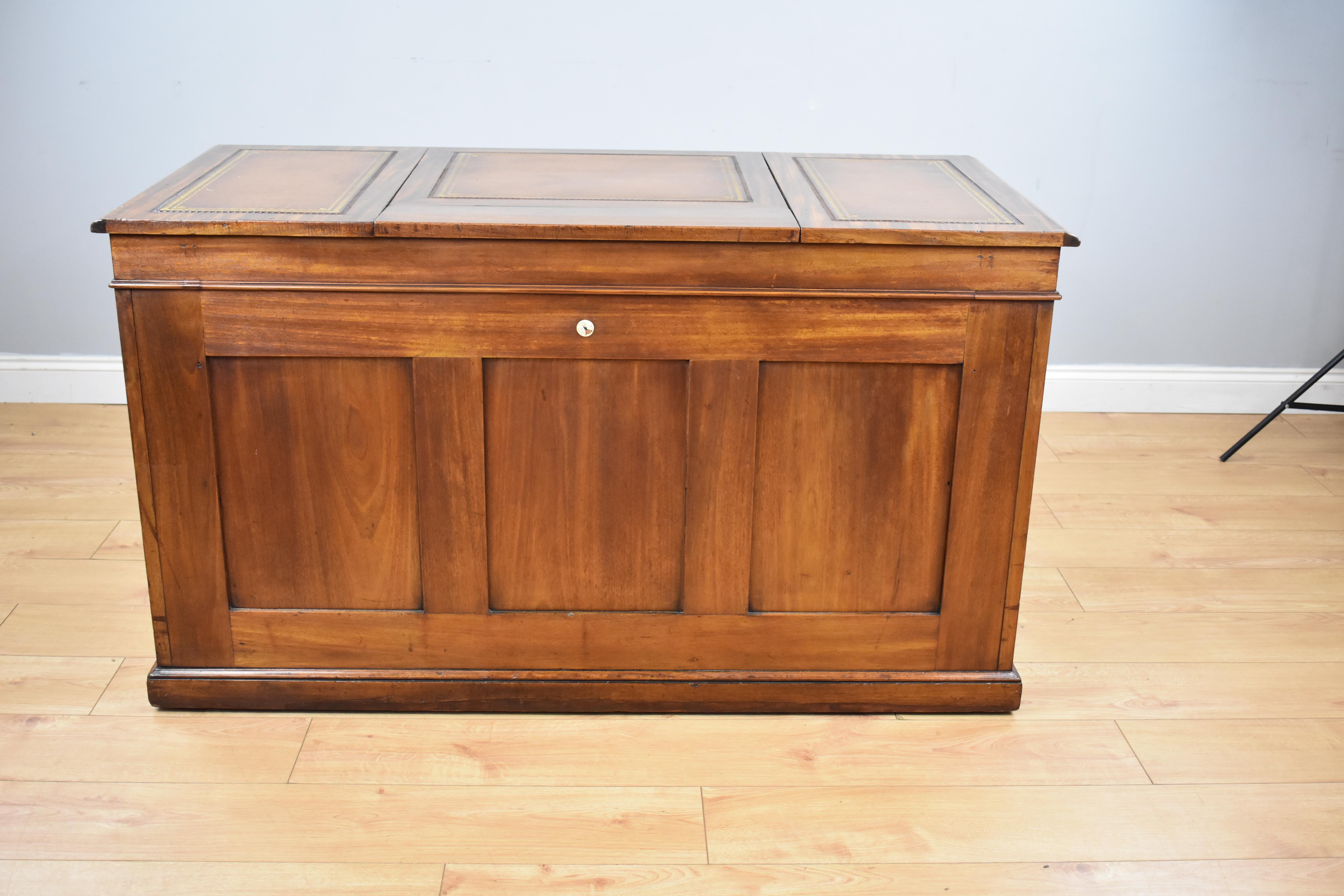 19th Century English Victorian Mahogany Kneehole Desk by Francis & James Smith For Sale 4