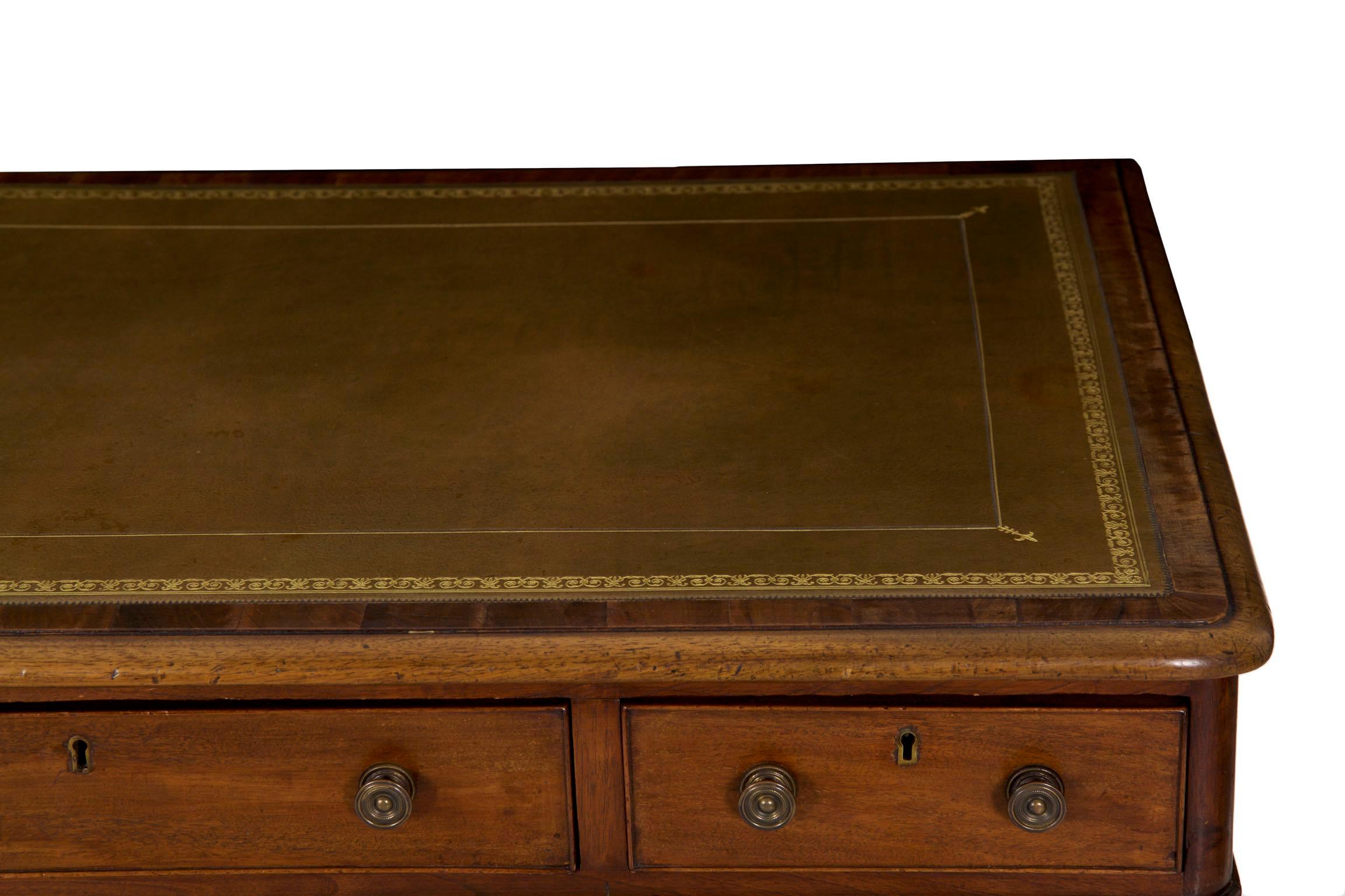 19th Century English Victorian Mahogany Leather Pedestal Writing Desk (Englisch)
