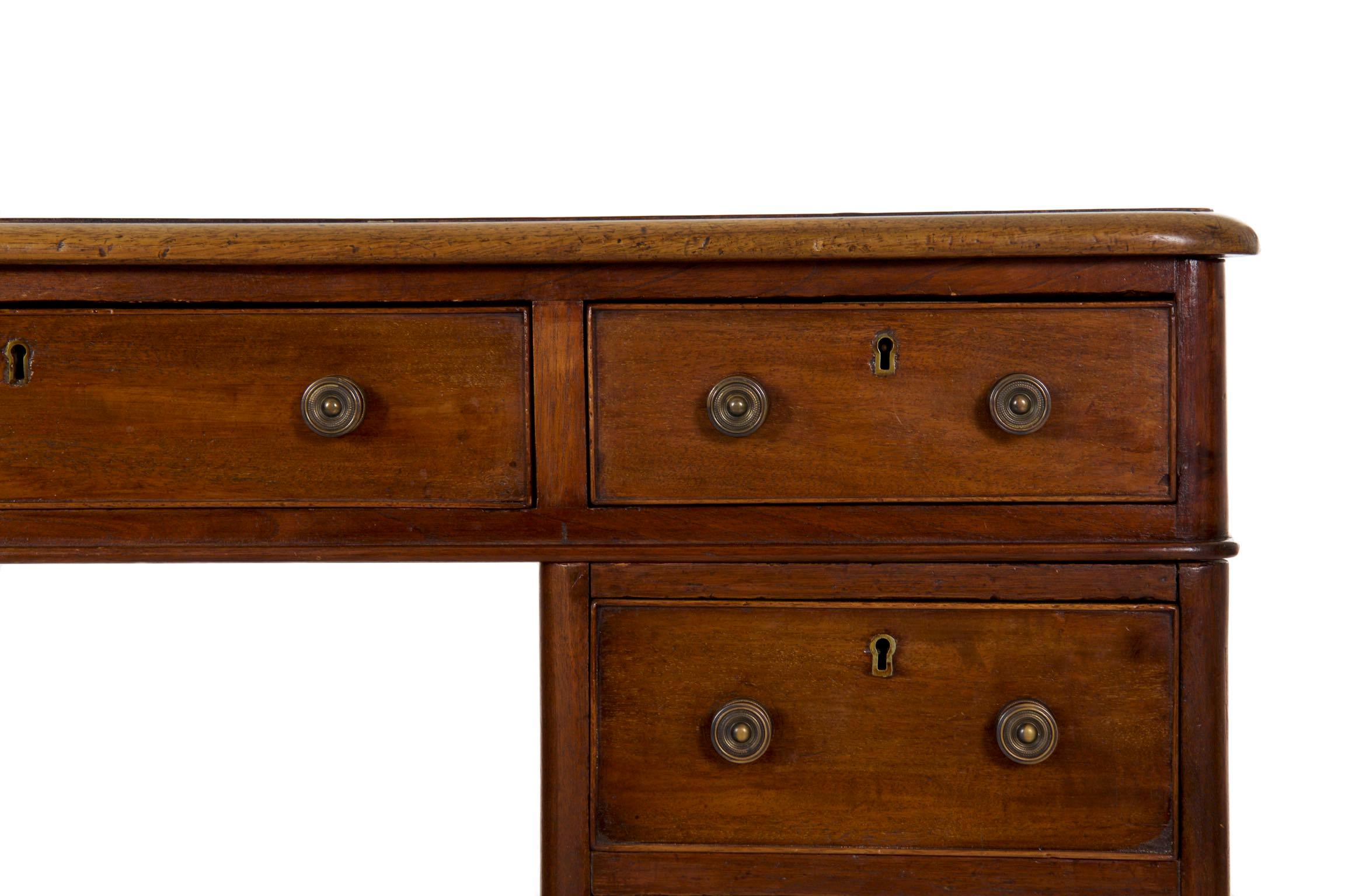 19th Century English Victorian Mahogany Leather Pedestal Writing Desk (19. Jahrhundert)