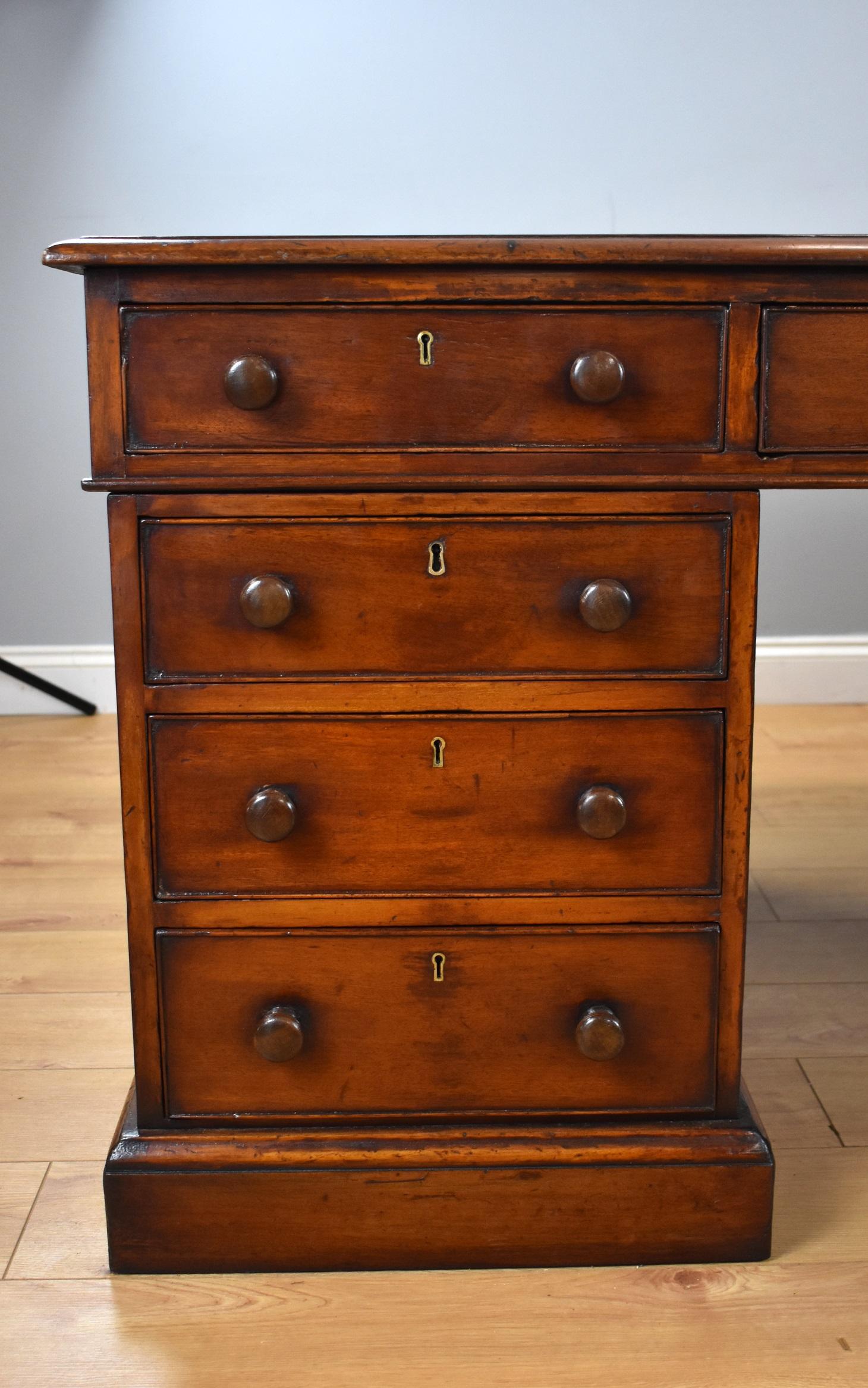 19th Century English Victorian Mahogany Partners Desk In Good Condition In Chelmsford, Essex