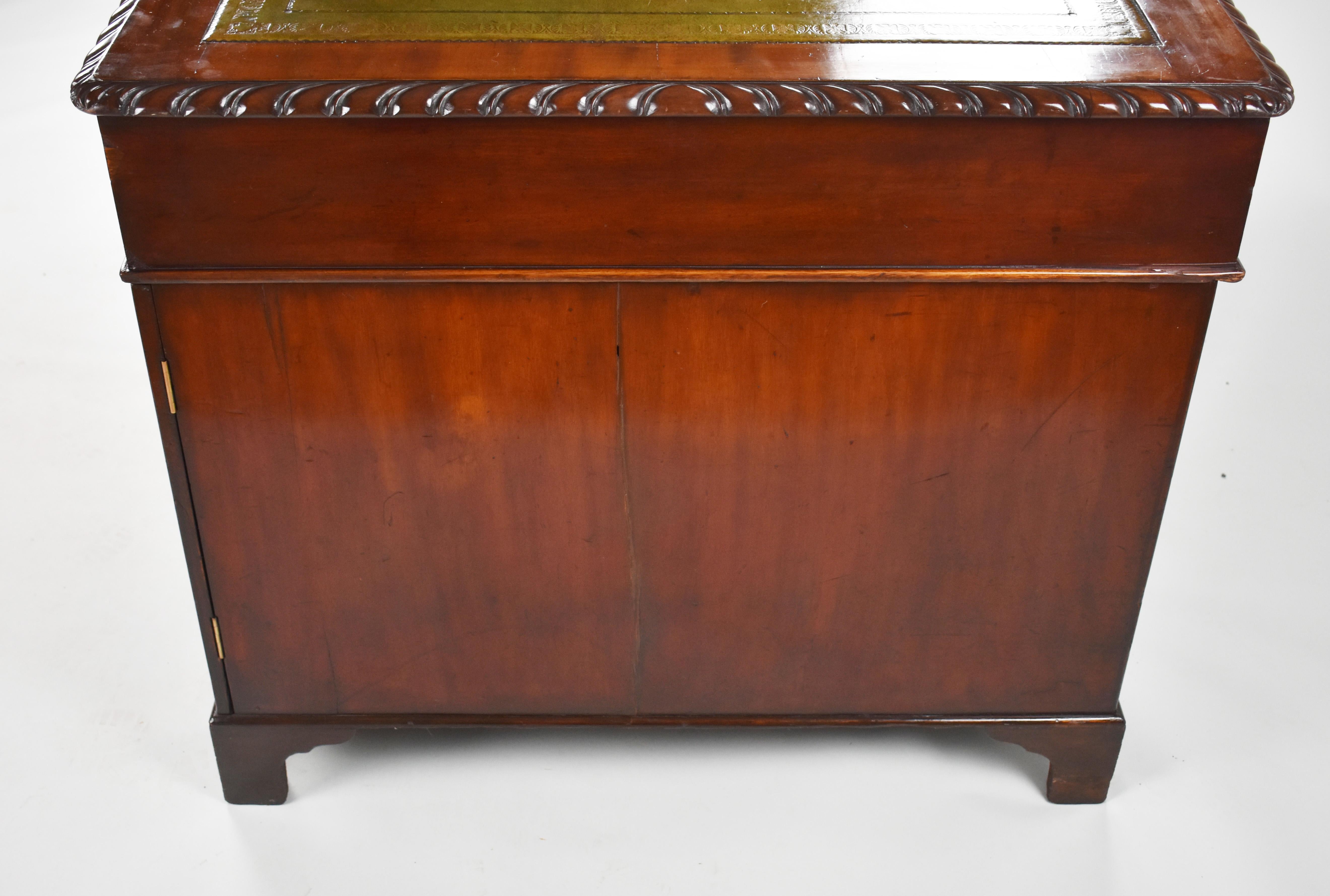 19th Century English Victorian Mahogany Partners Desk For Sale 3