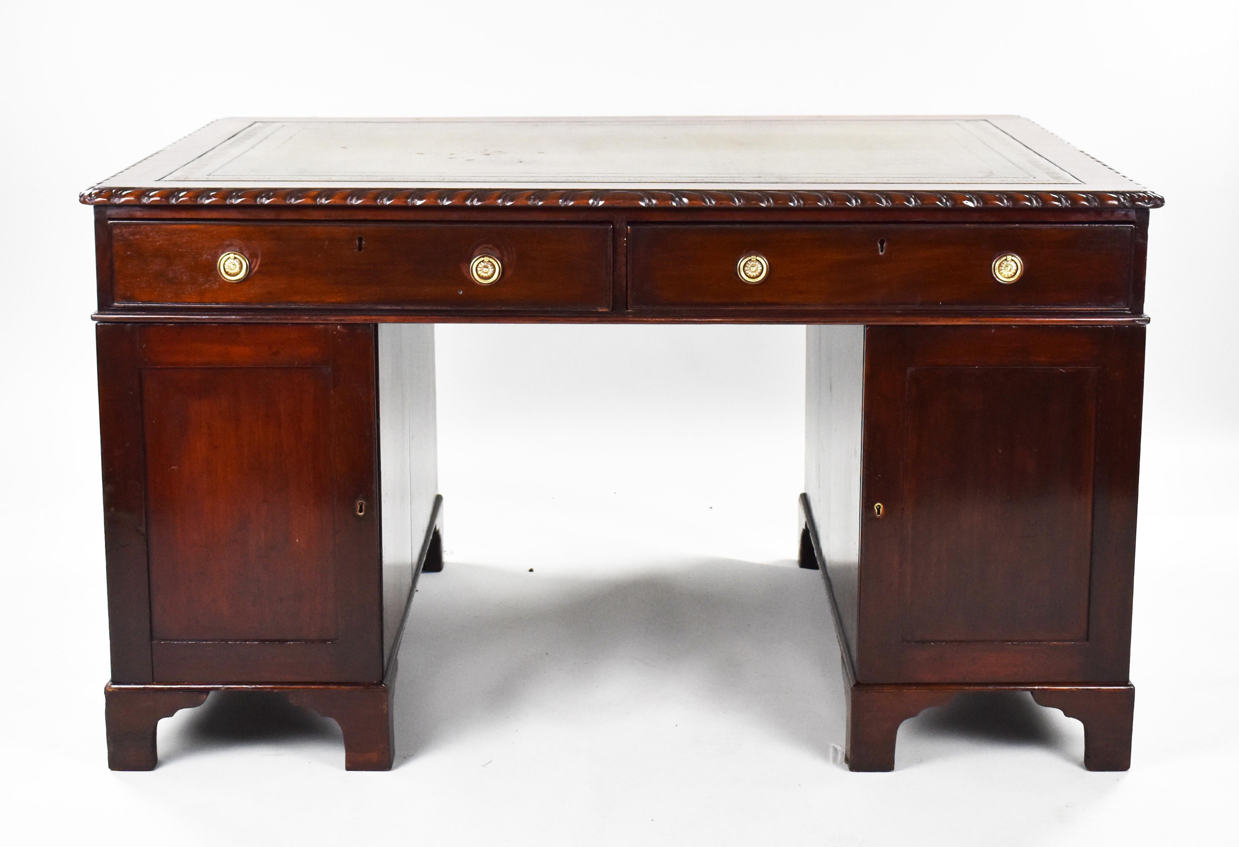 19th Century English Victorian Mahogany Partners Desk For Sale 4