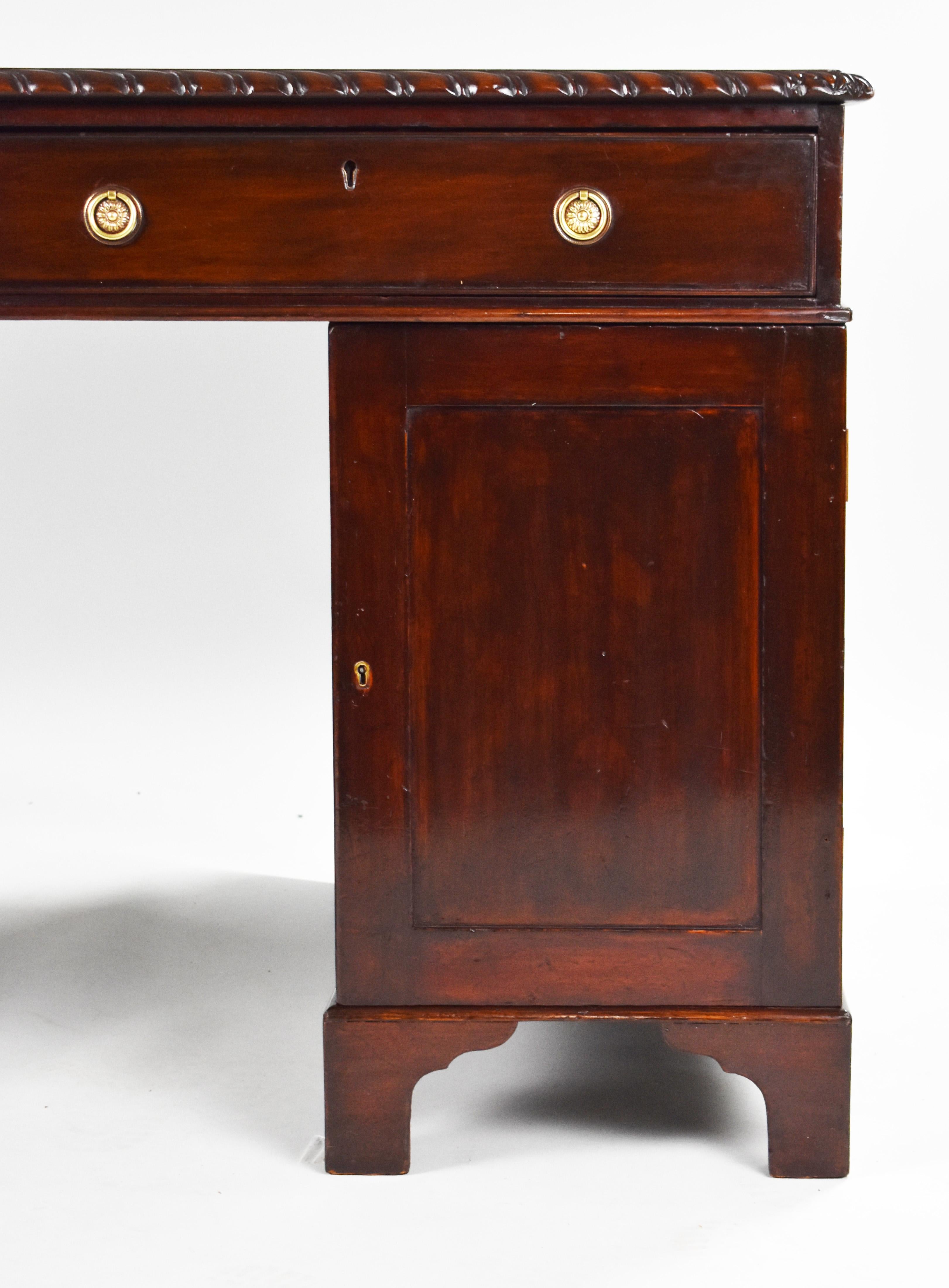 19th Century English Victorian Mahogany Partners Desk For Sale 6