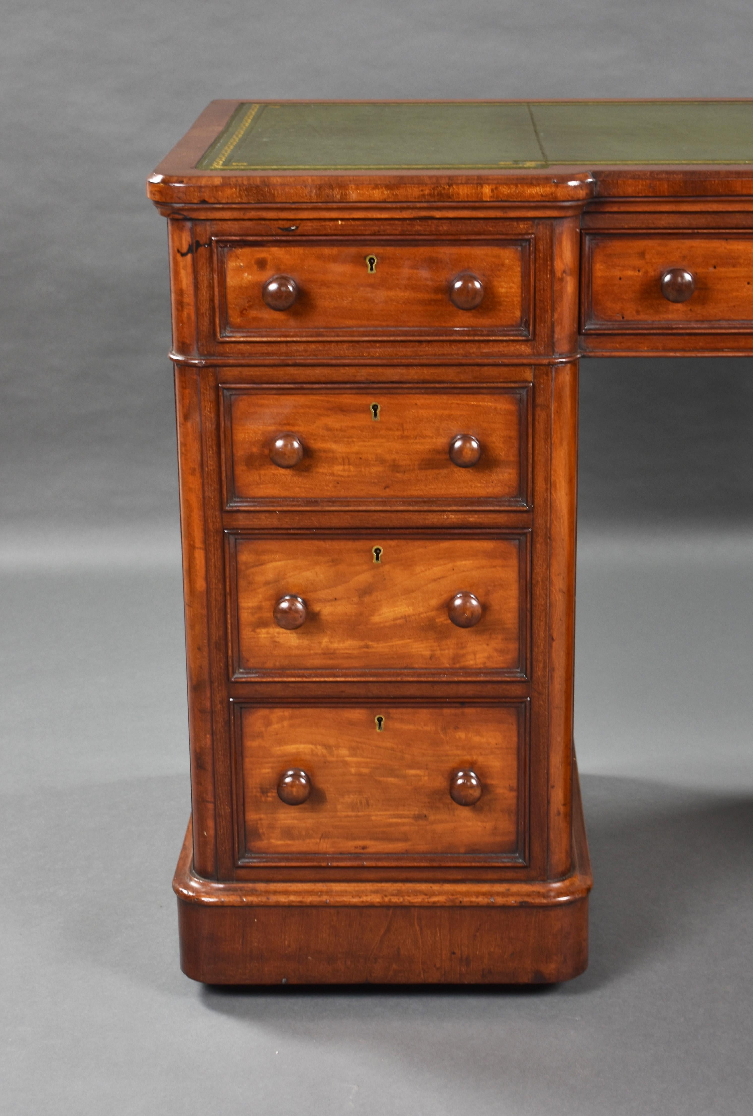 19th Century English Victorian Mahogany Pedestal Desk In Good Condition In Chelmsford, Essex