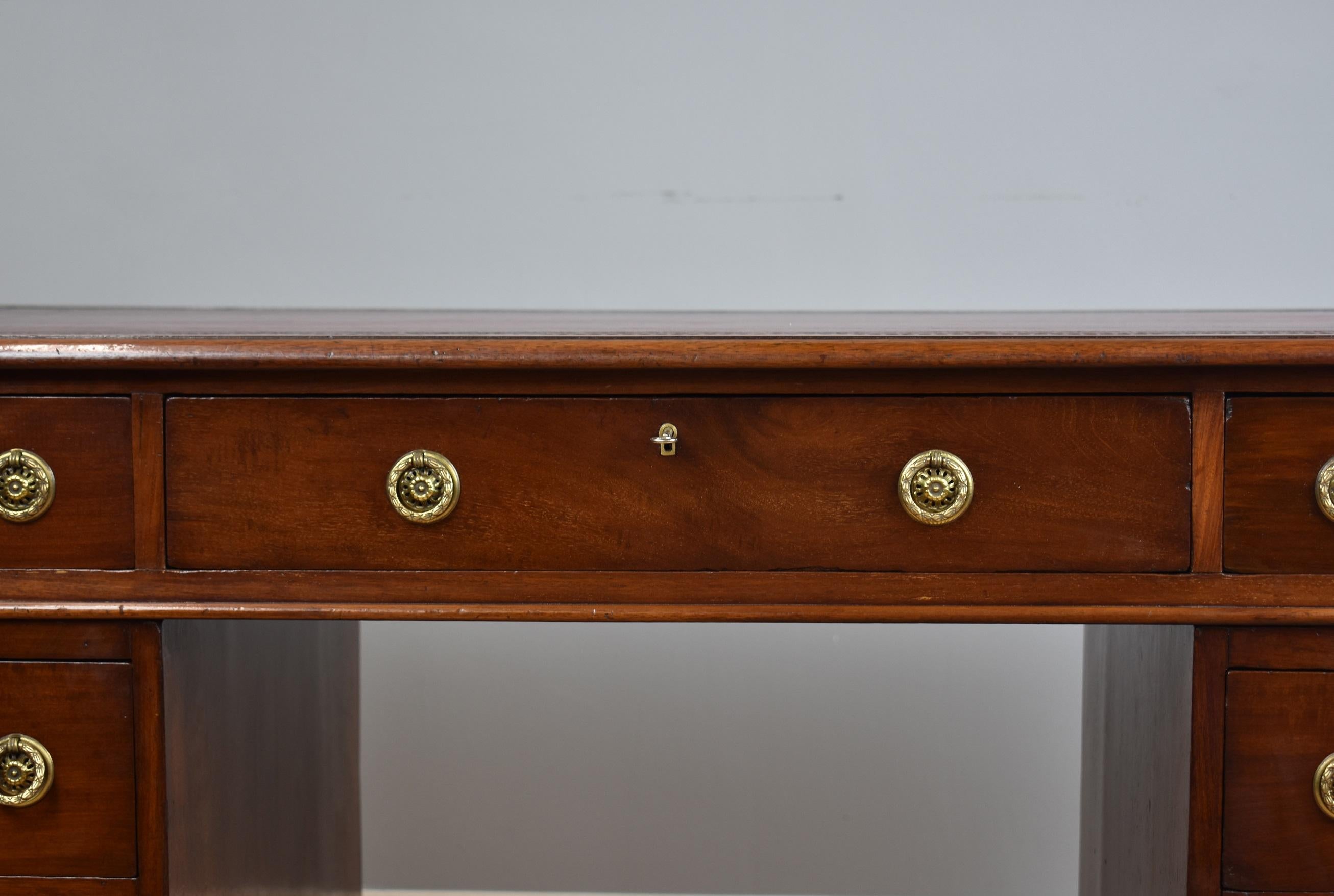 19th Century English Victorian Mahogany Pedestal Desk (19. Jahrhundert)