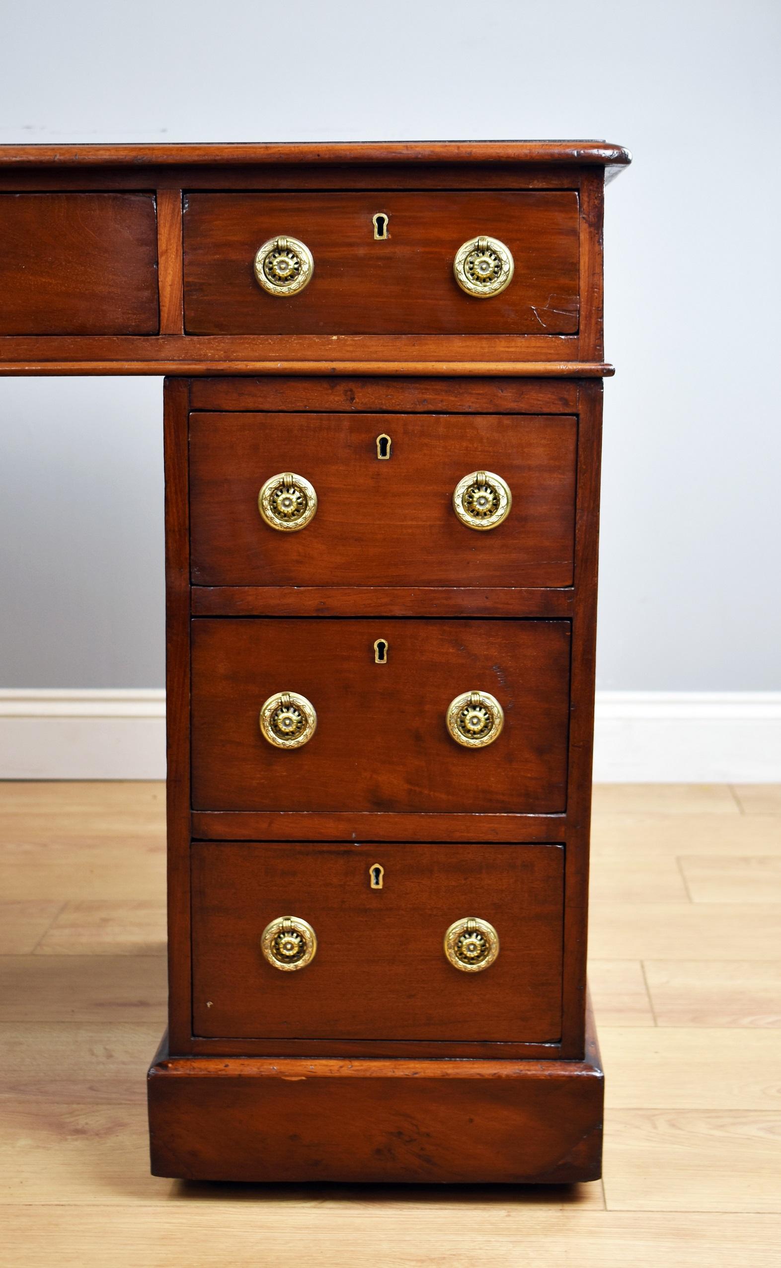 19th Century English Victorian Mahogany Pedestal Desk (Messing)