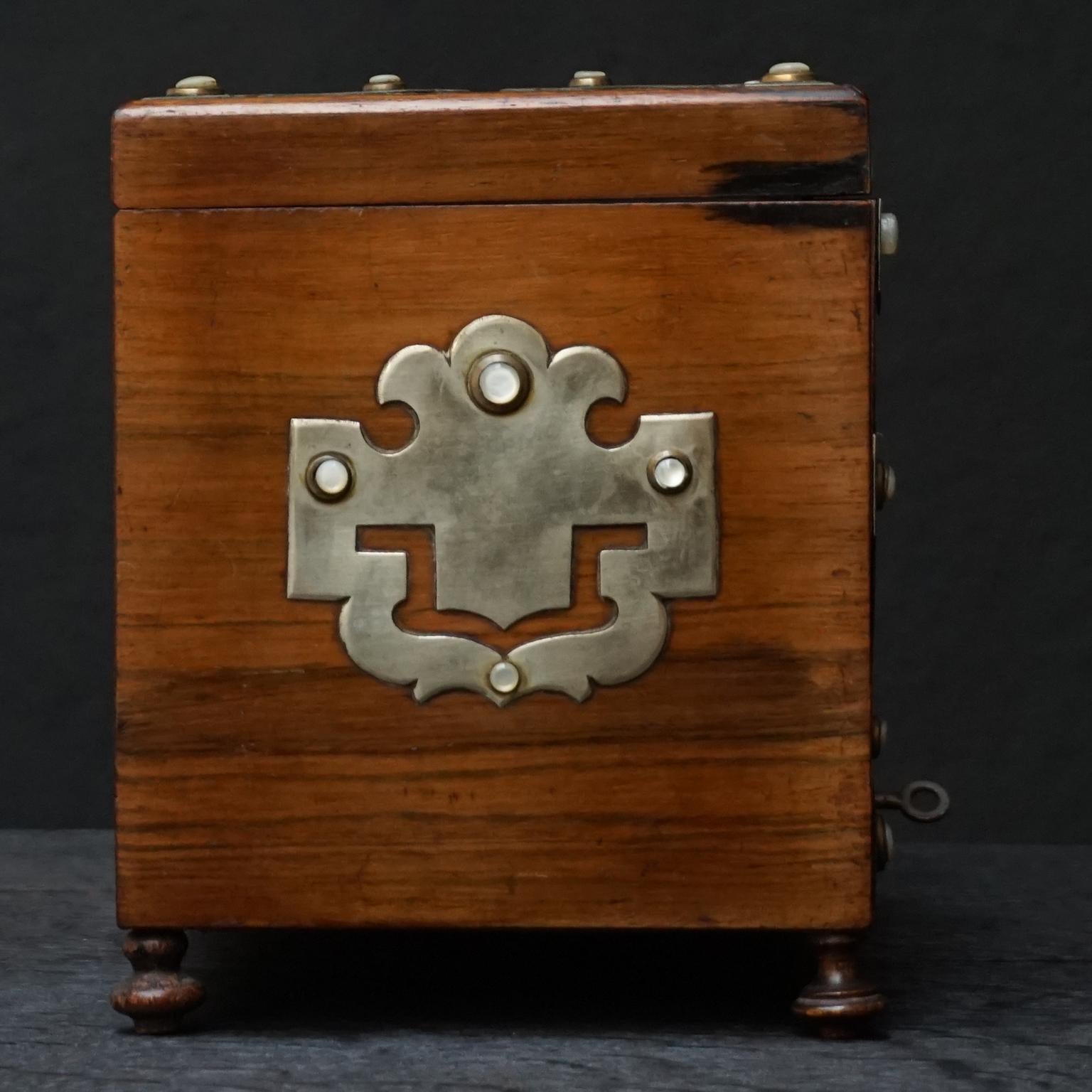19th Century English Victorian Mahogany Veneer Cigar Box Humidor 6