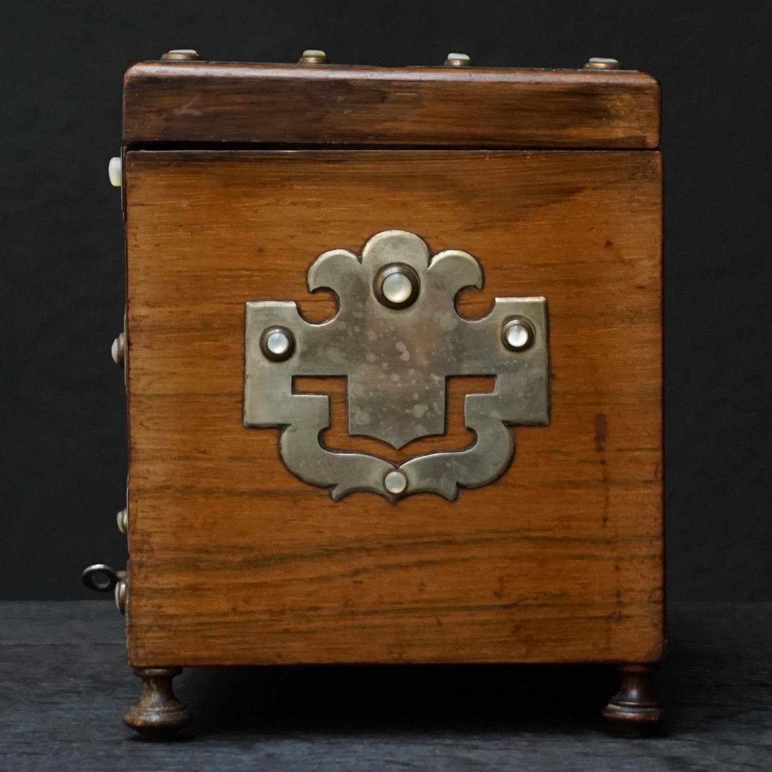 19th Century English Victorian Mahogany Veneer Cigar Box Humidor 8