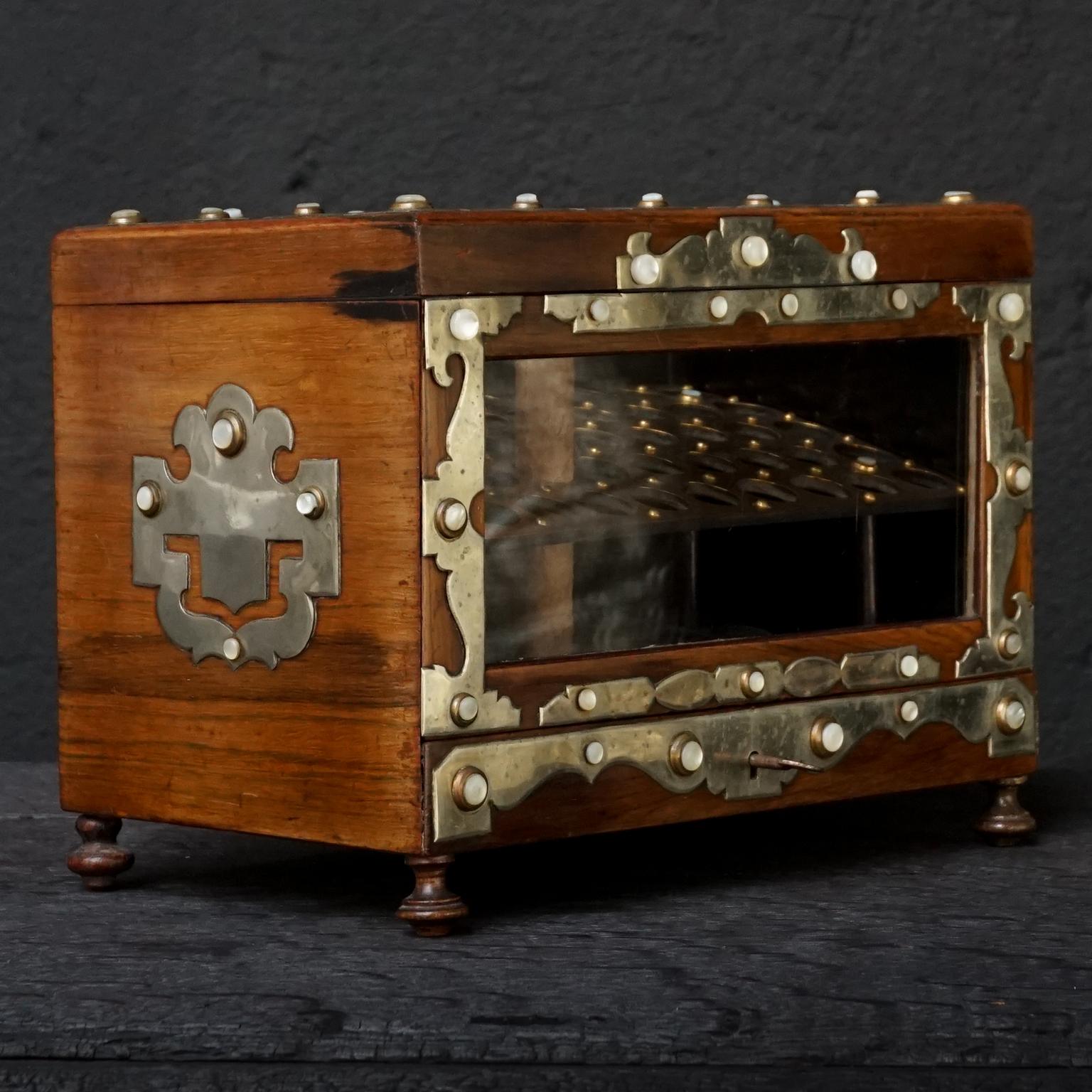 19th Century English Victorian Mahogany Veneer Cigar Box Humidor In Good Condition In Haarlem, NL