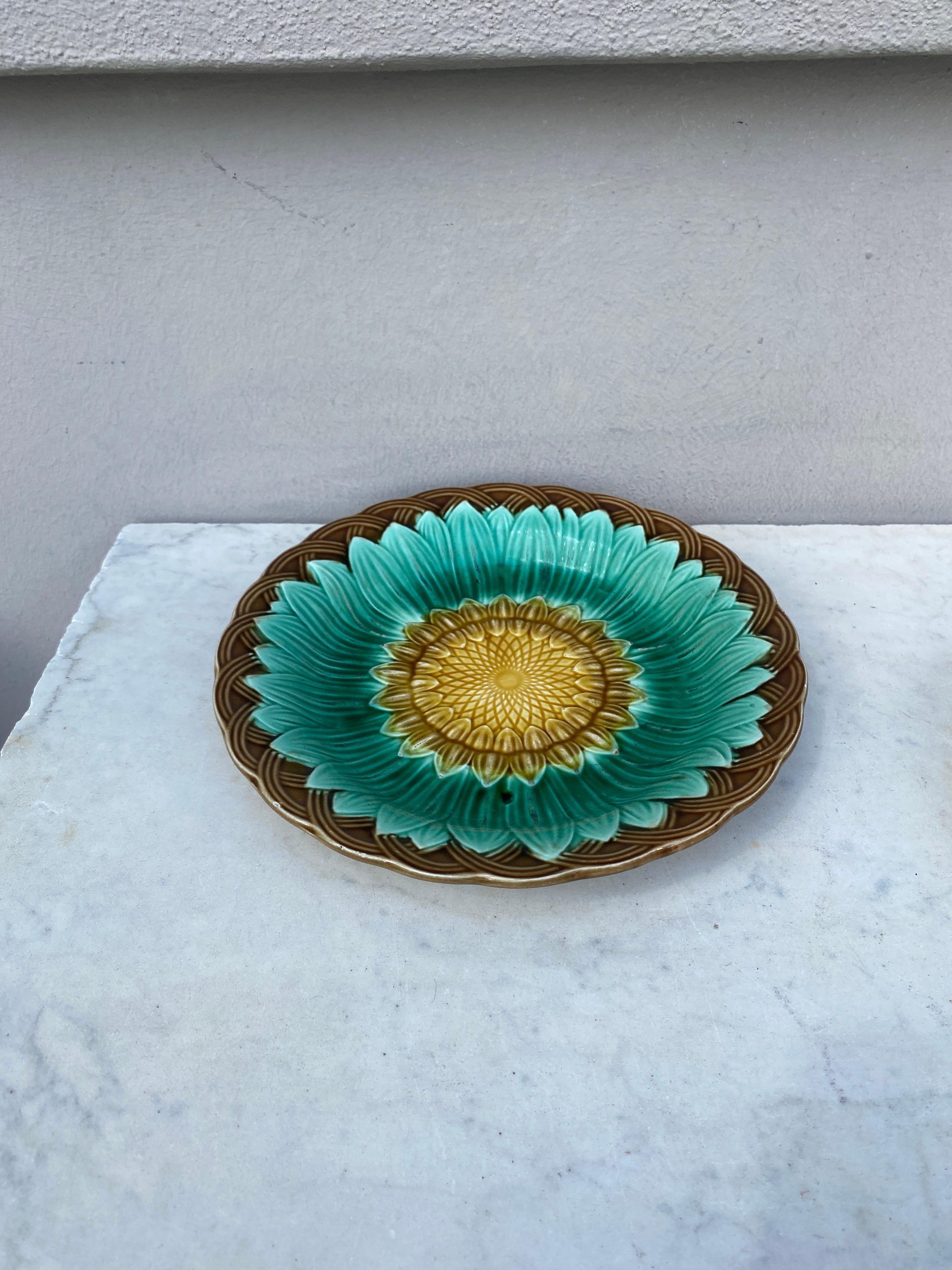 19th-Century Victorian Majolica sunflower plate, inspired by Wedgwood.