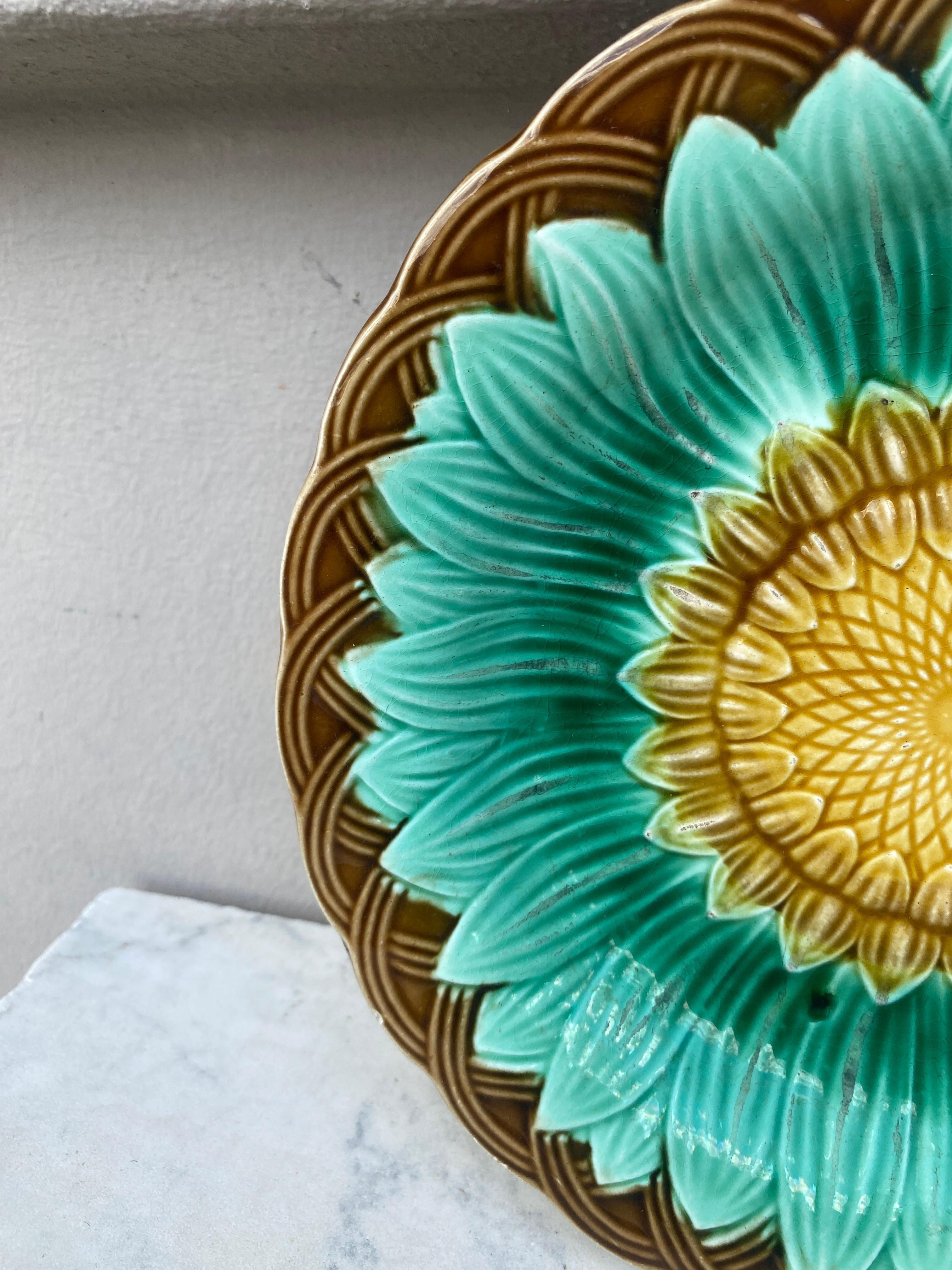 19th Century English Victorian Majolica Sunflower Plate In Good Condition For Sale In Austin, TX