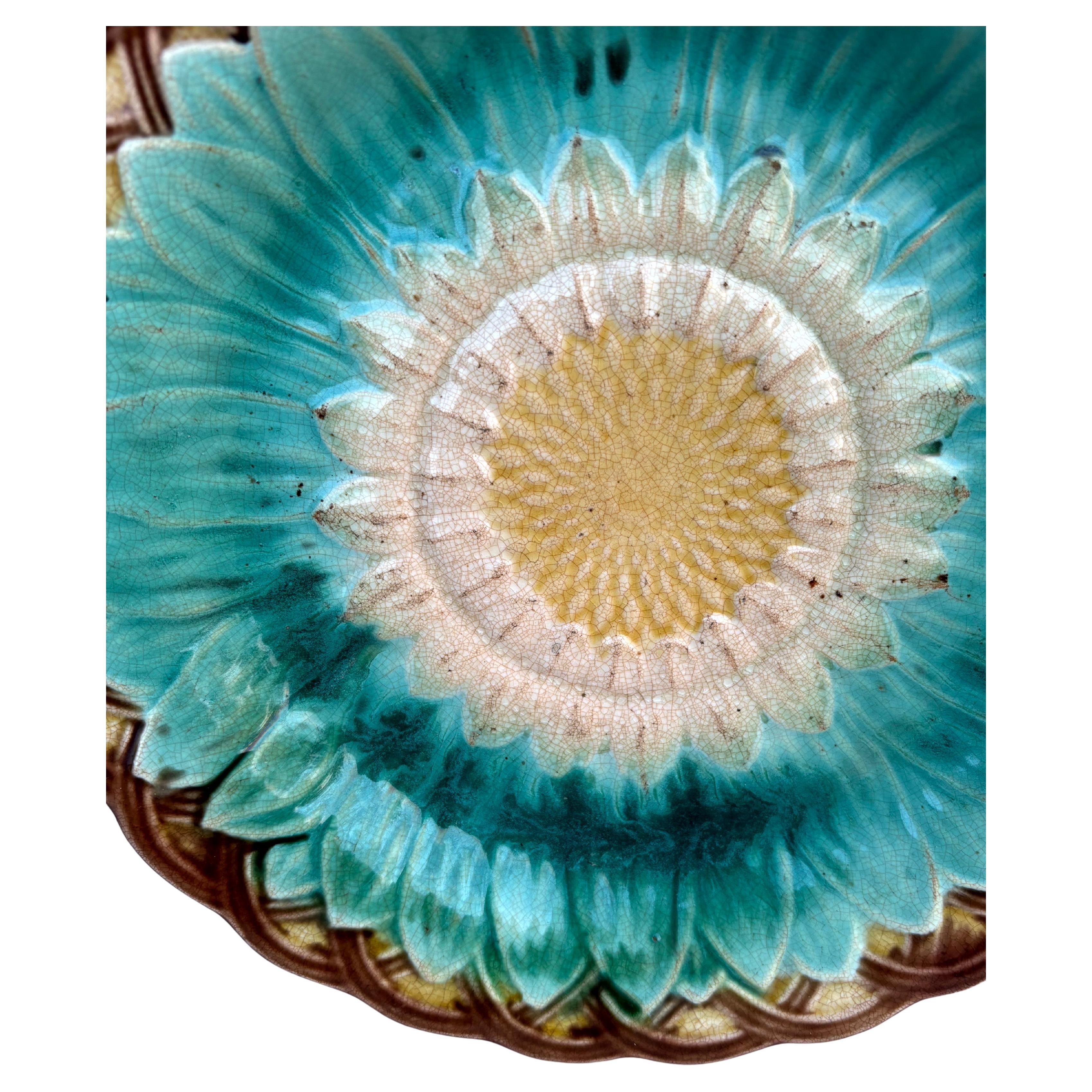 19th Century English Victorian Majolica Sunflower Plate In Good Condition For Sale In Austin, TX