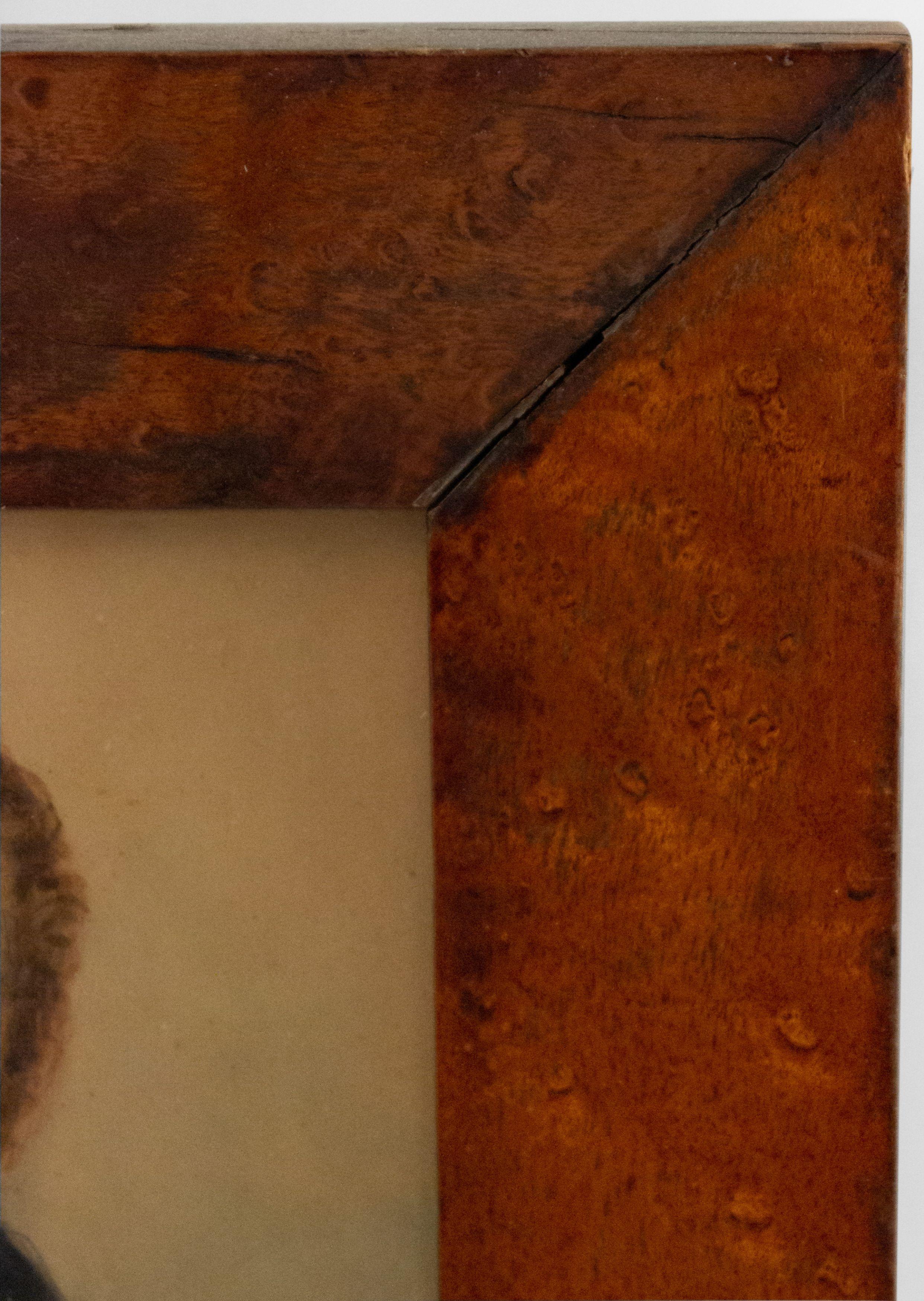 Portrait d'un homme du 19e siècle, encadré d'une aquarelle en érable de style victorien anglais (Article connexe : 054174).
 