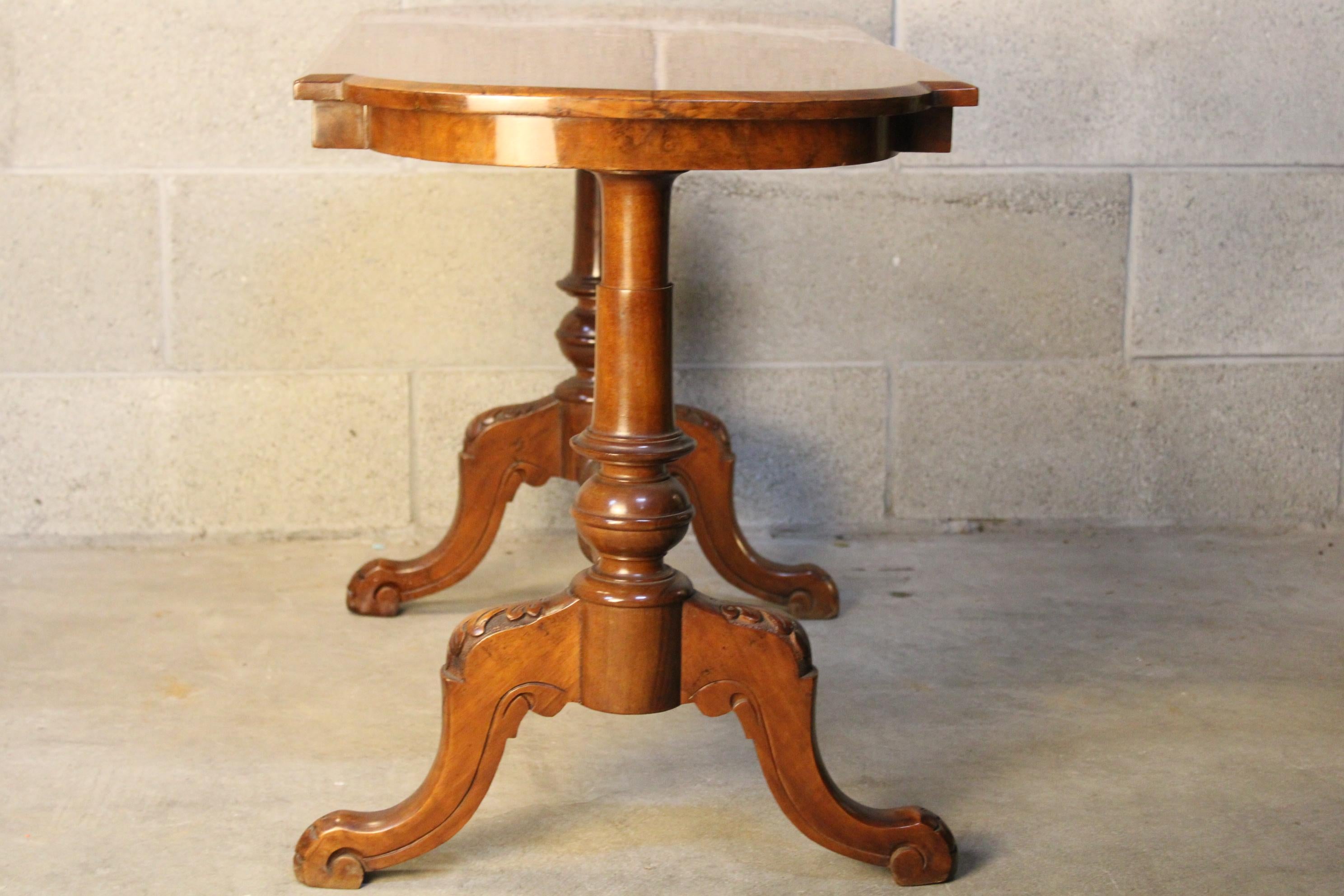 19th century Victorian Marquetry Center Table in burl wood For Sale 5