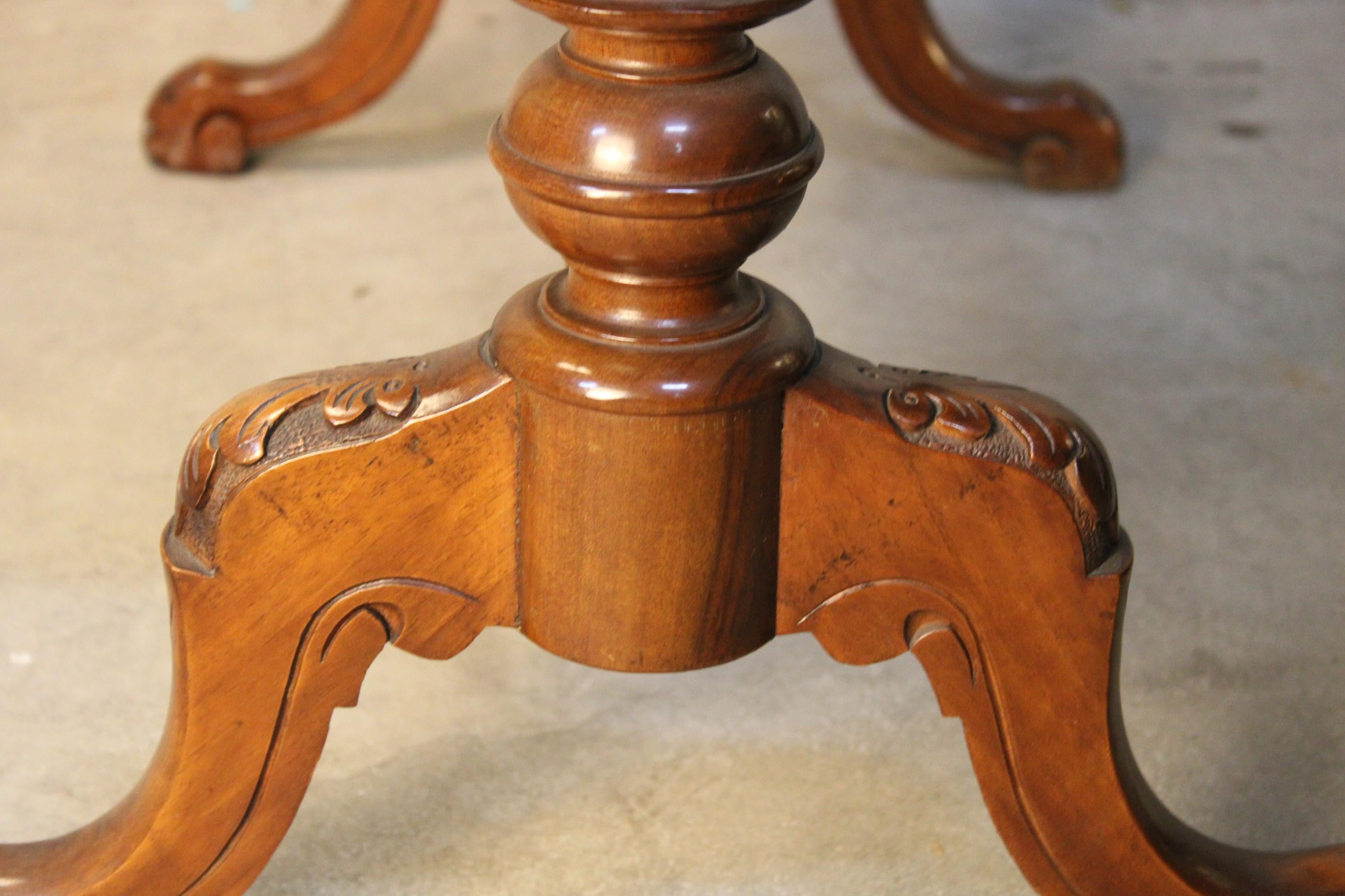 19th century Victorian Marquetry Center Table in burl wood For Sale 6