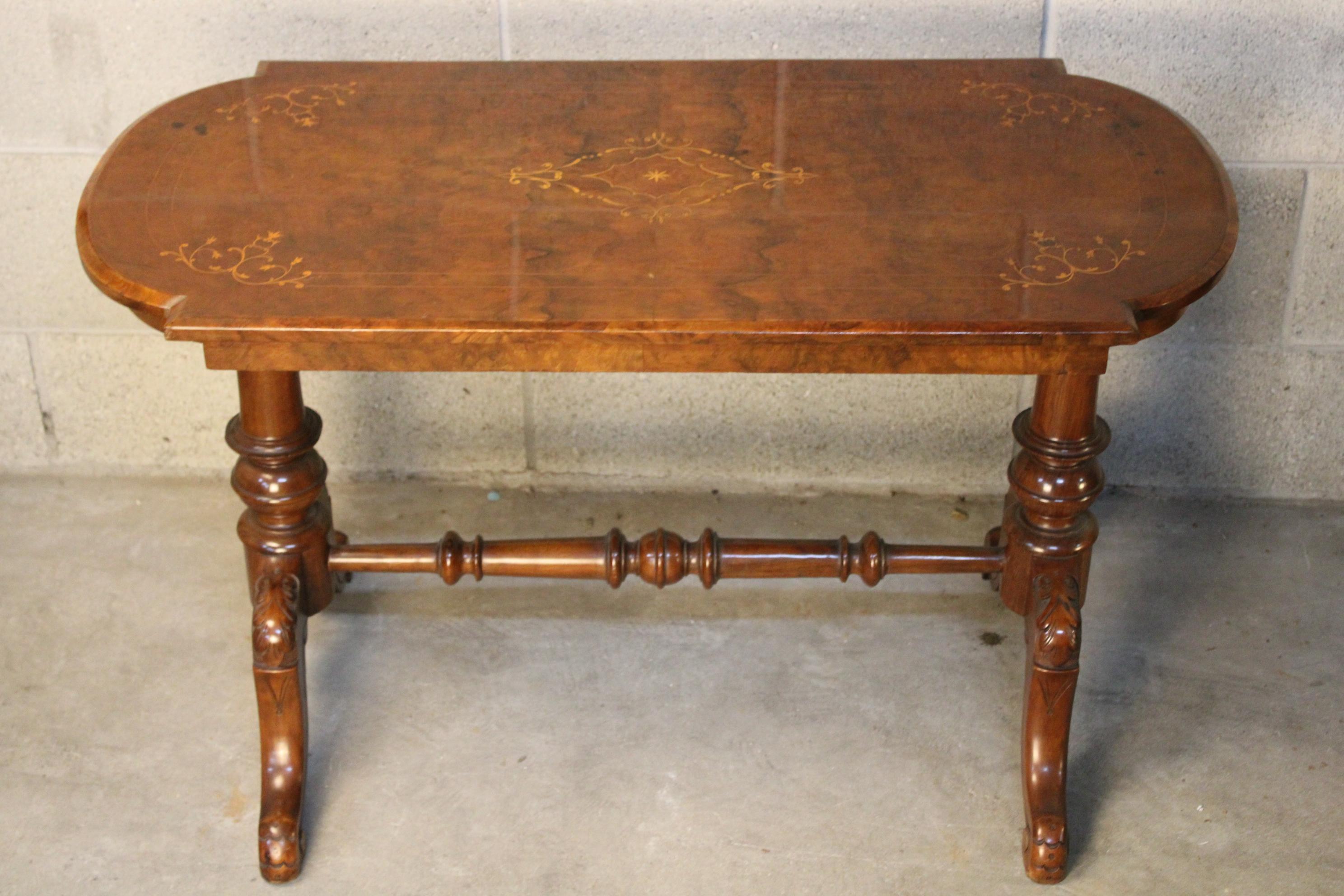 English 19th century Victorian Marquetry Center Table in burl wood For Sale