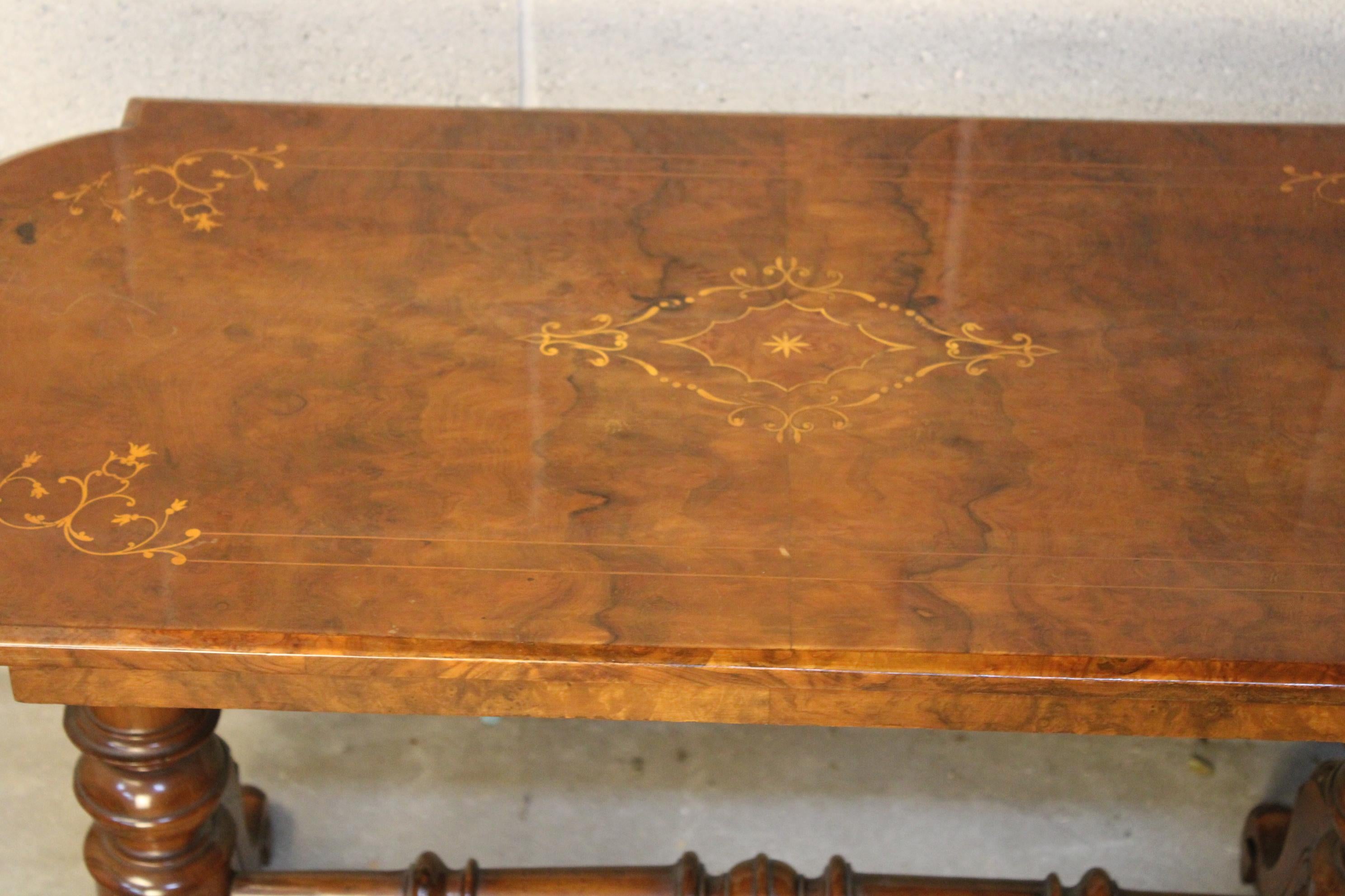 19th century Victorian Marquetry Center Table in burl wood In Good Condition For Sale In Torino, IT