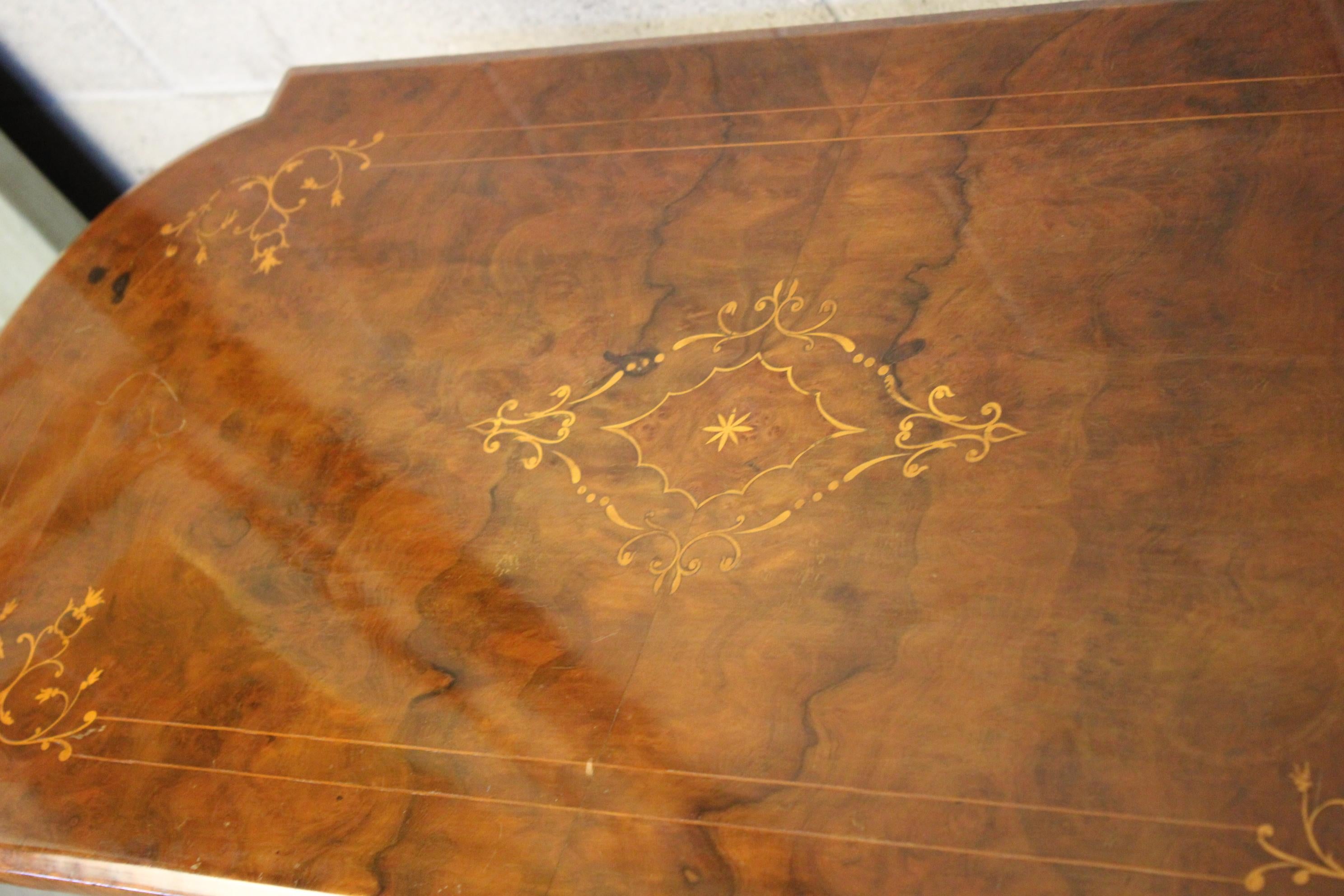 Mid-19th Century 19th century Victorian Marquetry Center Table in burl wood For Sale
