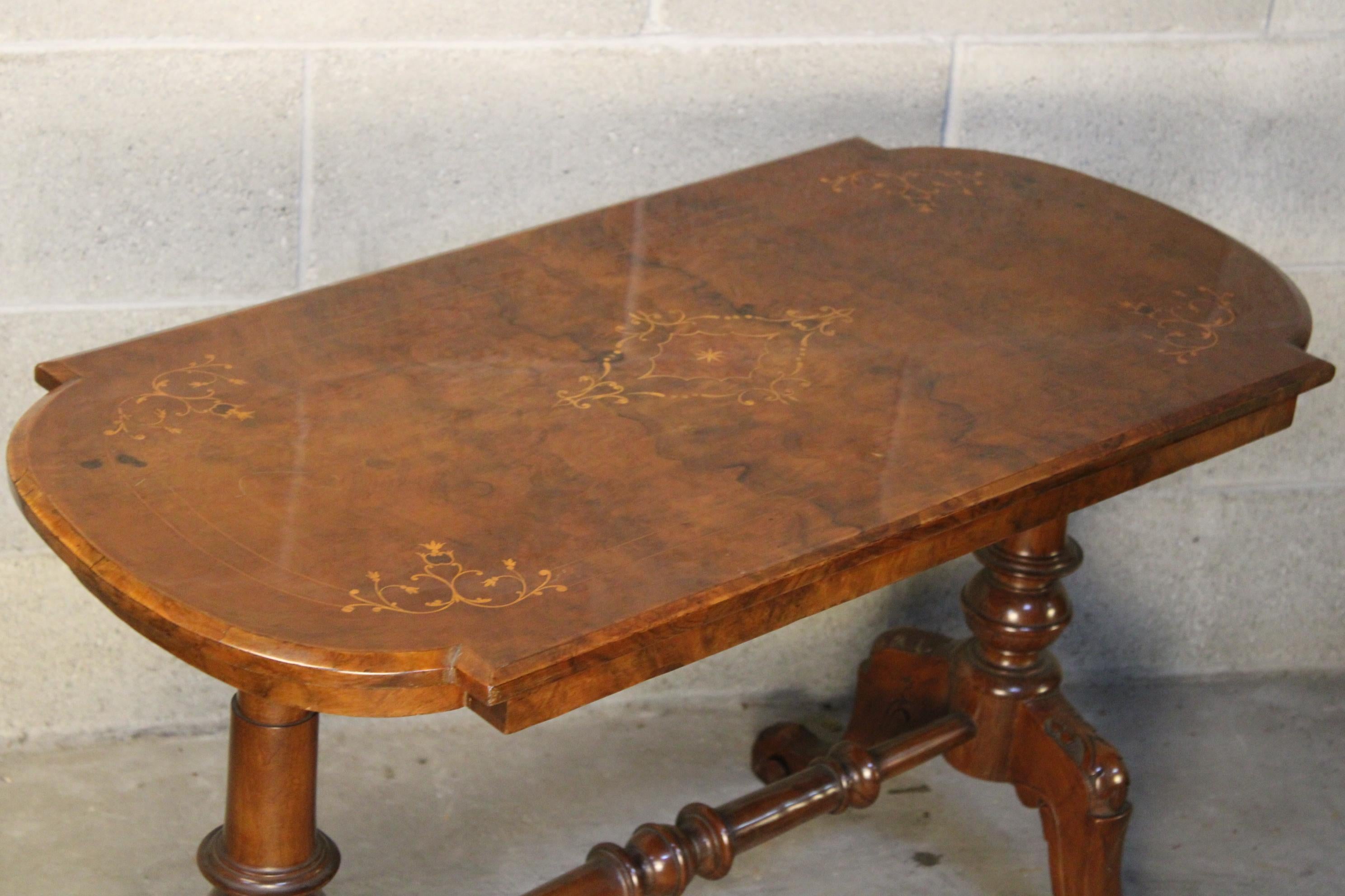 Mahogany 19th century Victorian Marquetry Center Table in burl wood For Sale