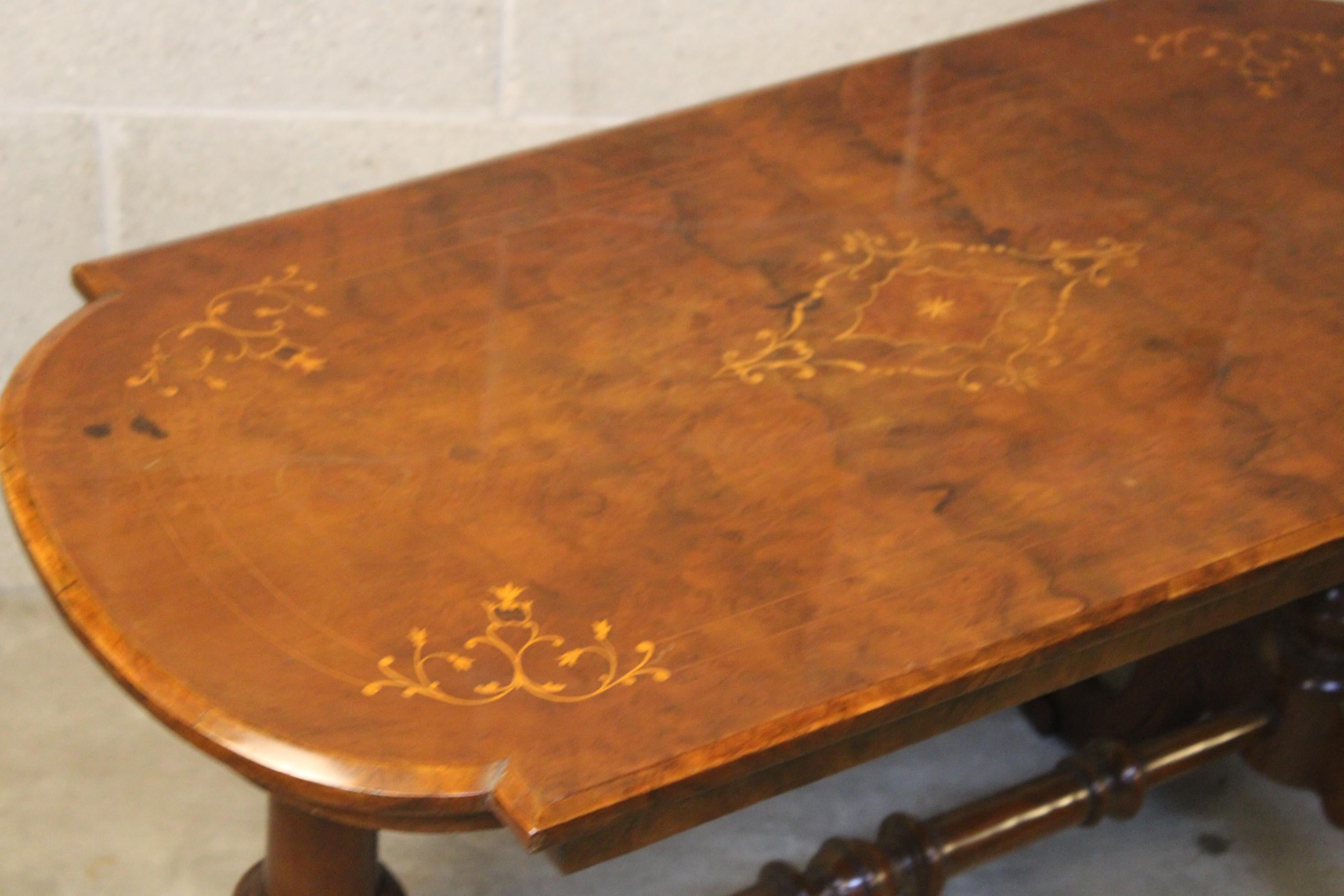 19th century Victorian Marquetry Center Table in burl wood For Sale 1