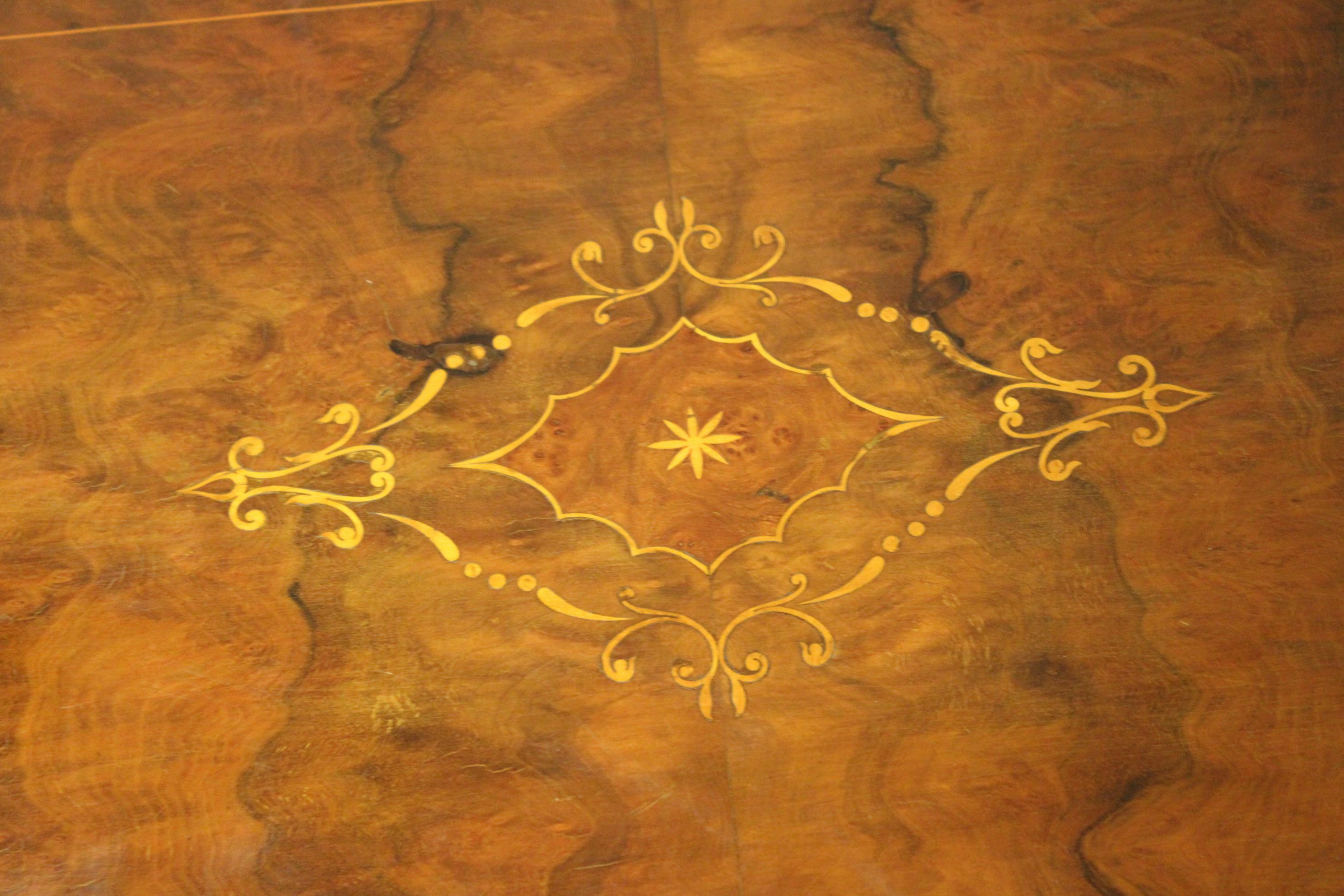 19th century Victorian Marquetry Center Table in burl wood For Sale 2