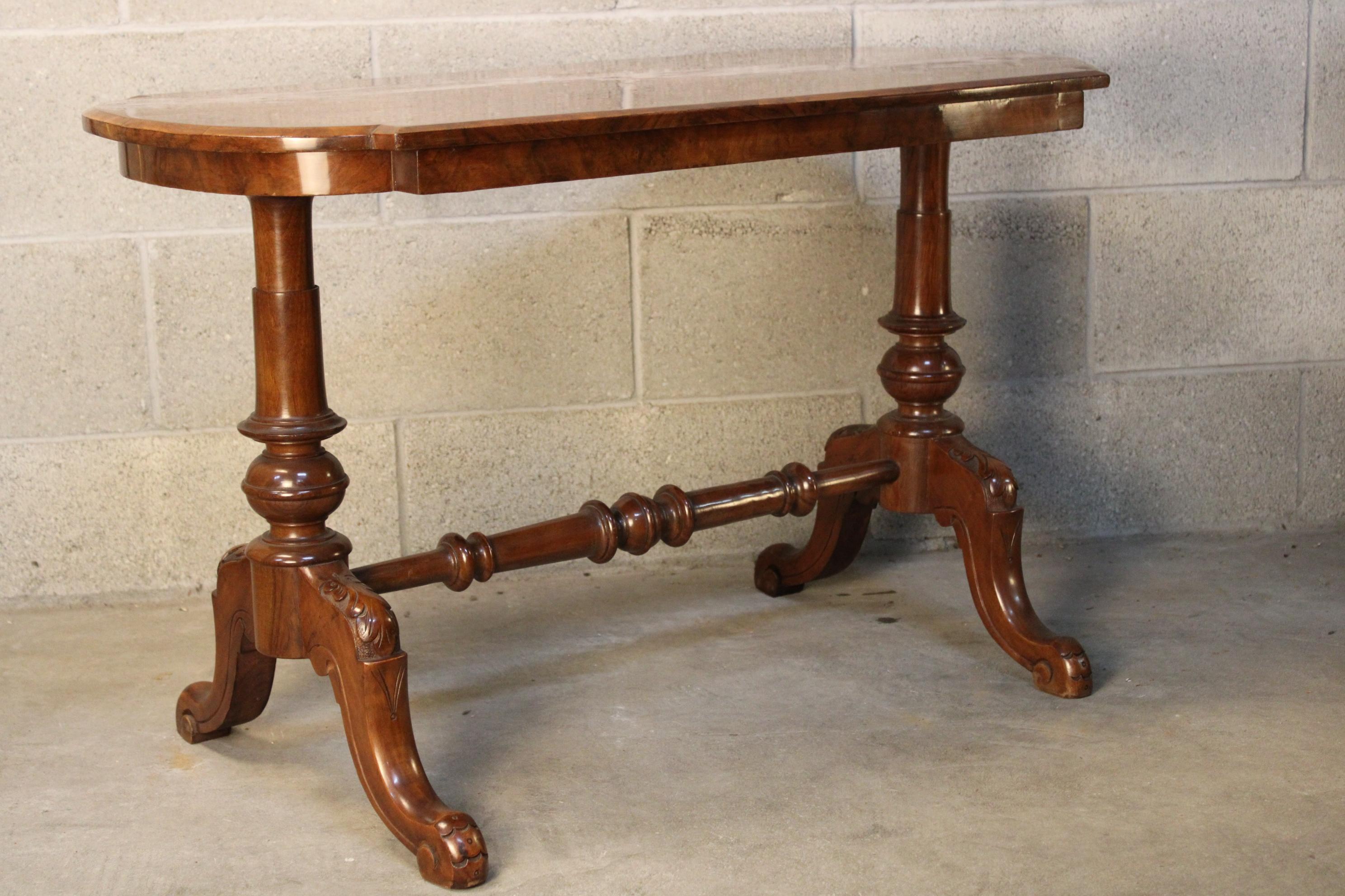 19th century Victorian Marquetry Center Table in burl wood For Sale 3