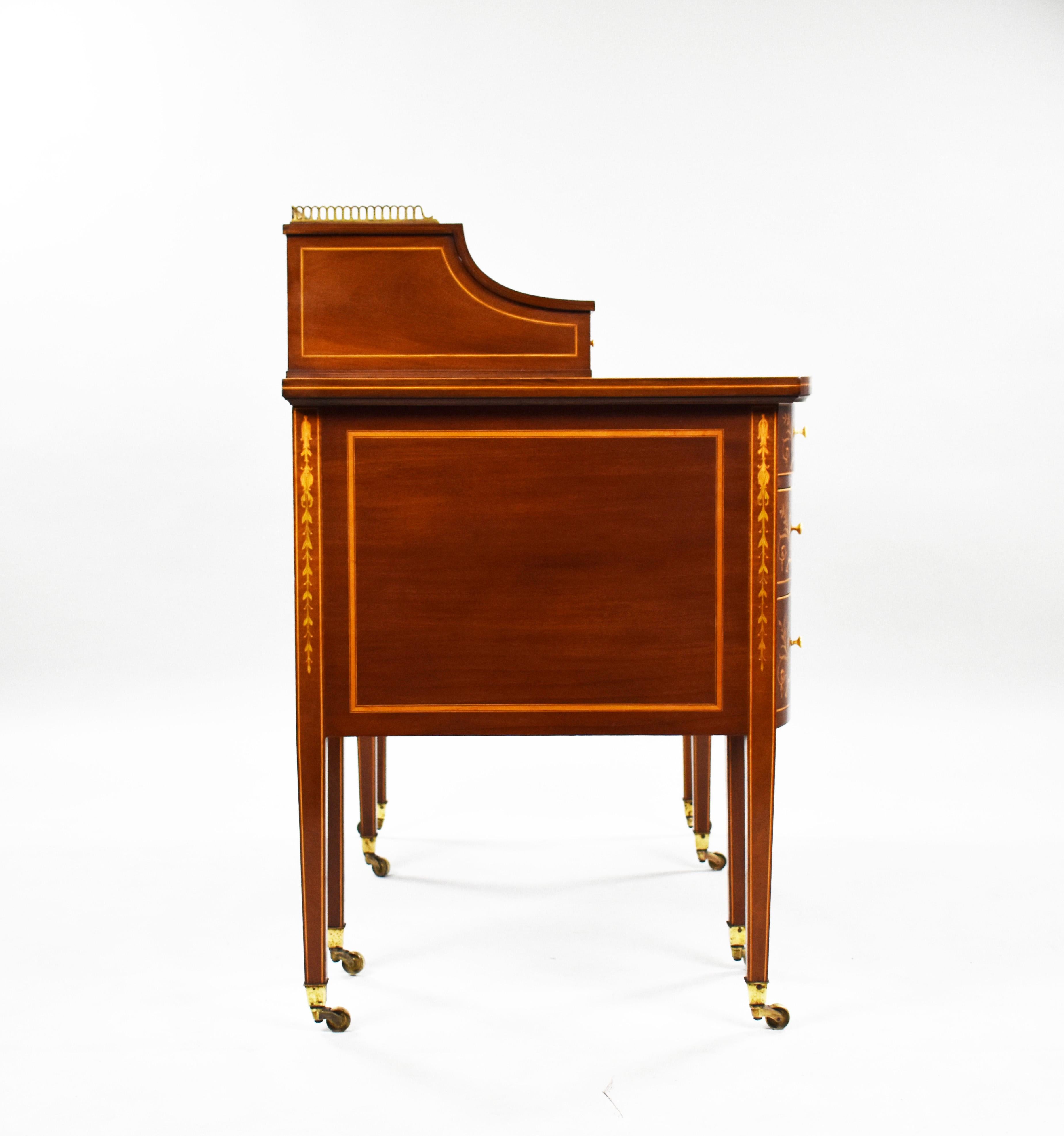 Englischer viktorianischer Carlton-House-Schreibtisch mit Intarsien aus dem 19. Jahrhundert (Mahagoni) im Angebot