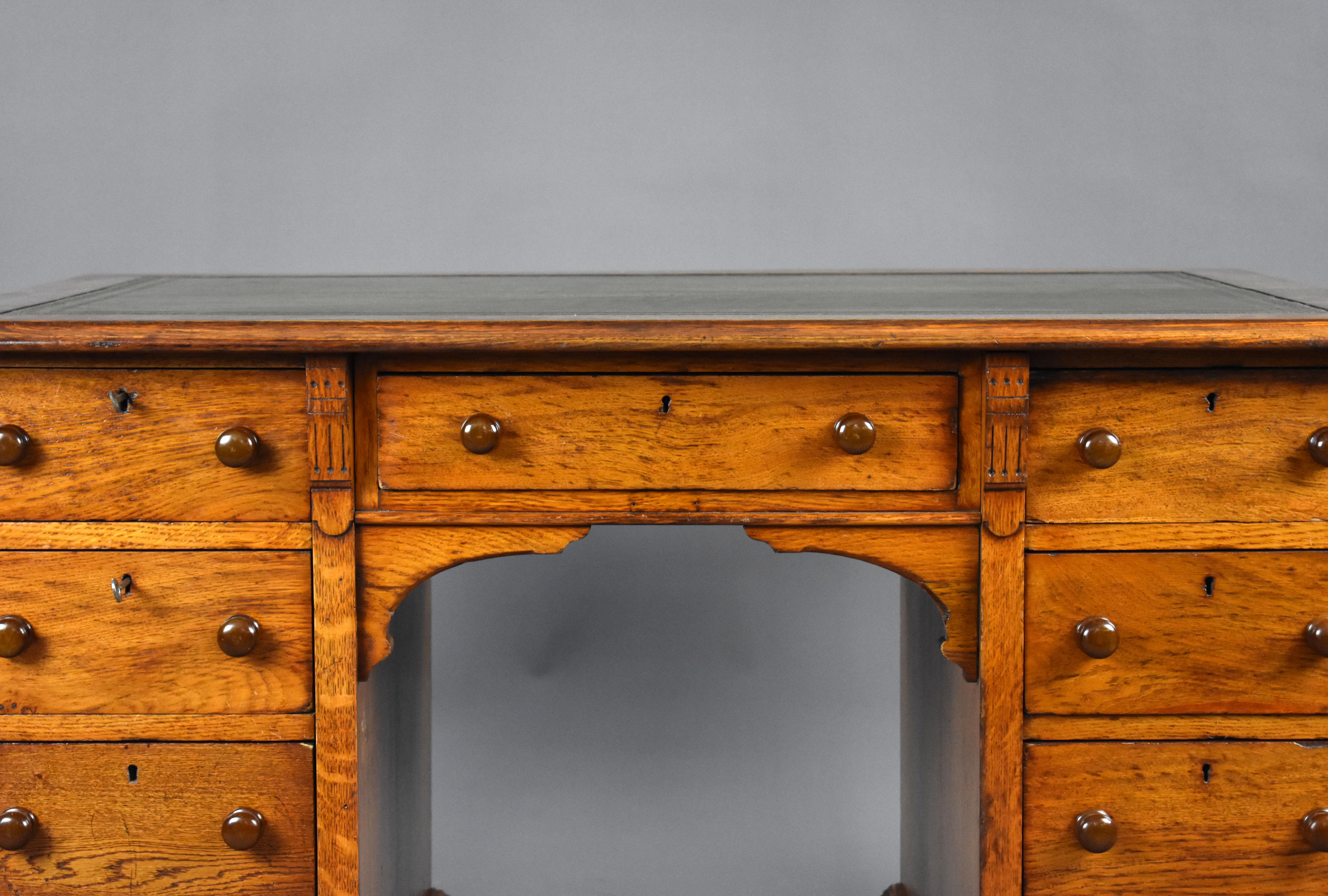 19th Century English Victorian Oak Writing Desk For Sale 1